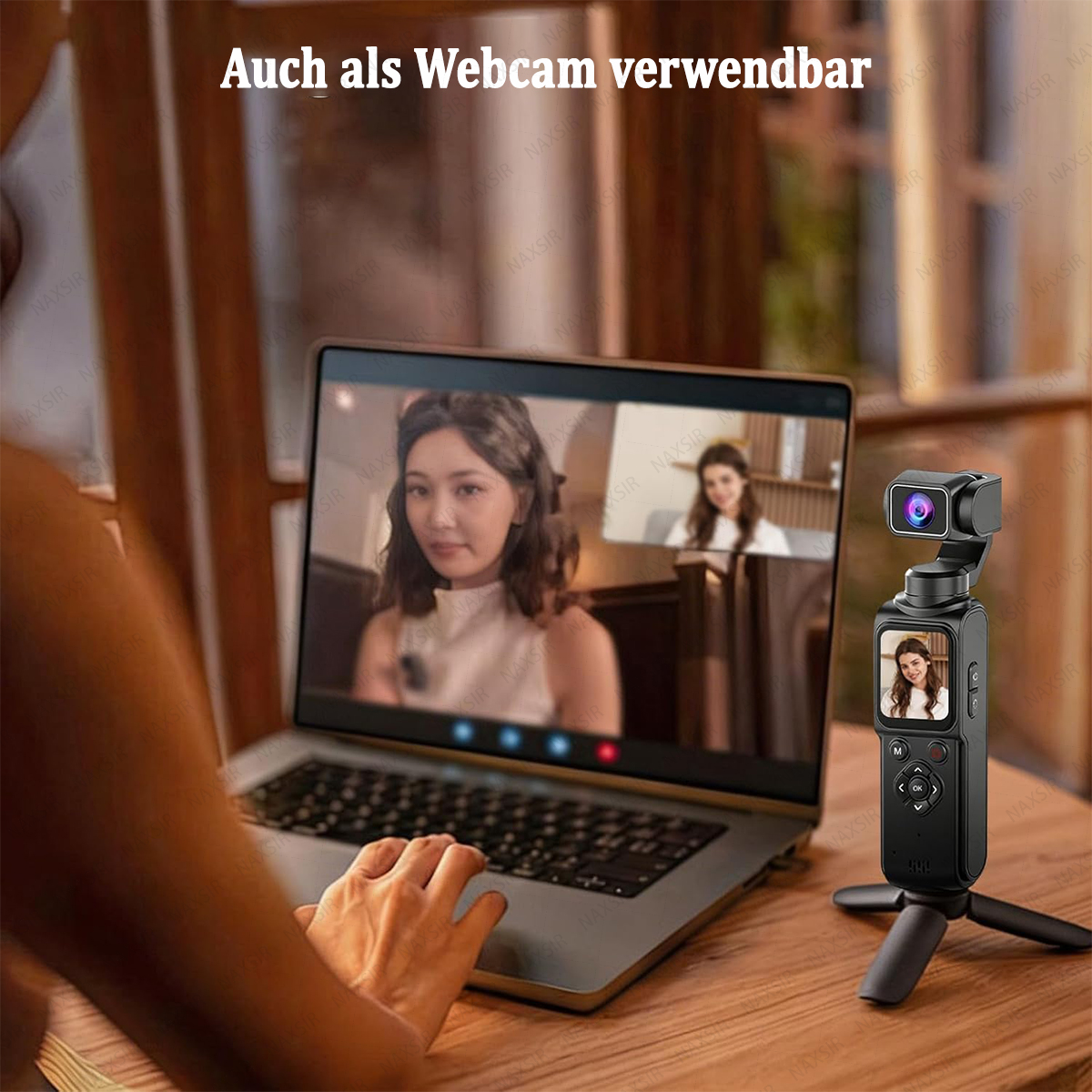 Eine Person benutzt einen Laptop mit Videoanruf. Eine kleine Kamera steht auf einem Stativ.