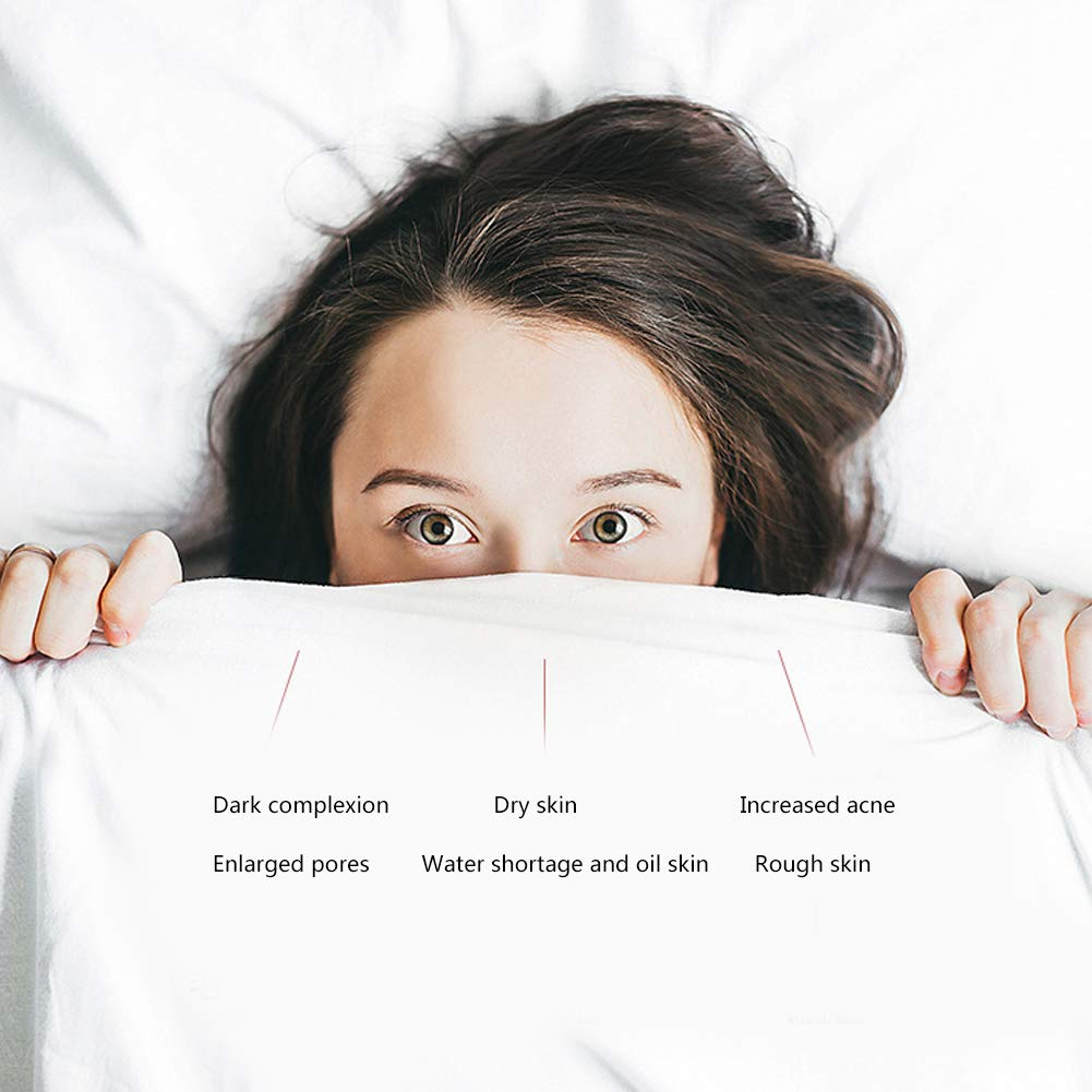 Frau mit dunklen Haaren versteckt sich unter weißer Bettdecke, Hautprobleme.