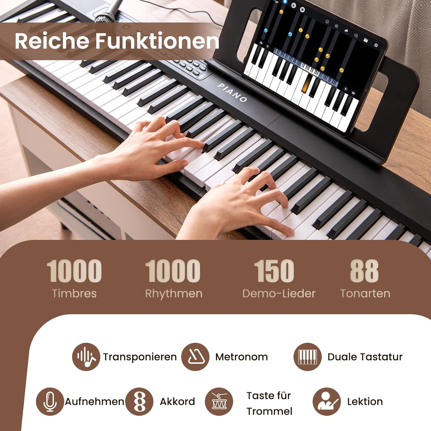 Hände spielen ein Digitalpiano mit Tablet, das Noten zeigt. Features: 1000 Klangfarben, 1000 Rhythmen, 150 Lieder.