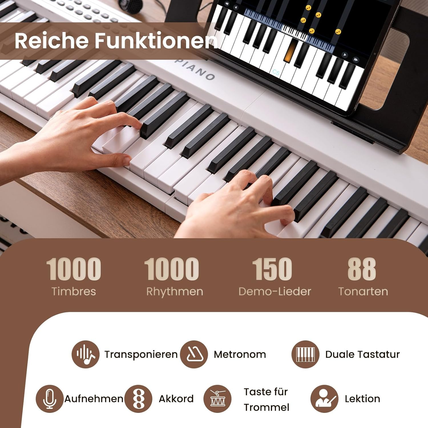 Hände spielen auf einem weißen Klavier mit einem Tablet, das Noten anzeigt.