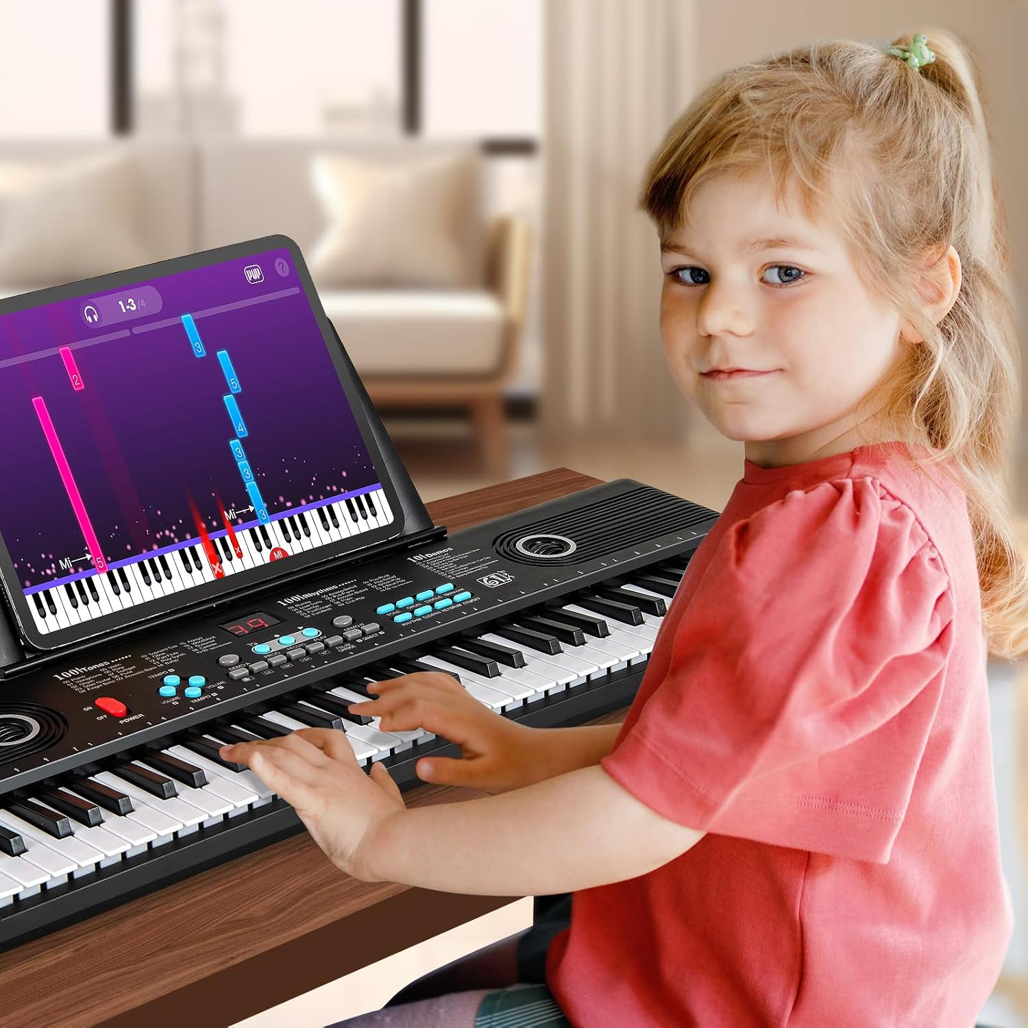 Ein kleines Mädchen spielt auf einem Keyboard, eine Tablet-App zeigt Noten an.