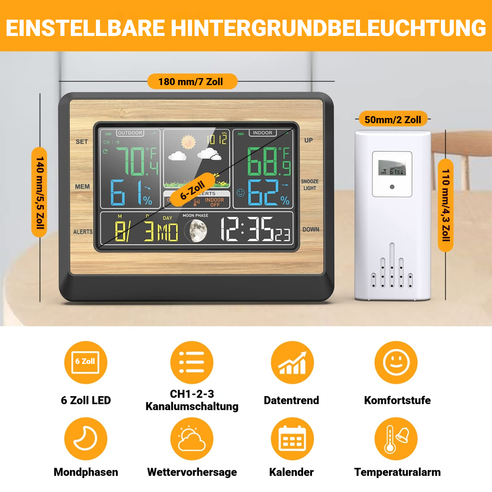 Ein digitaler Wetteranzeiger mit Holzrahmen zeigt Innen- und Außentemperatur, Luftfeuchtigkeit, Mondphase und Uhrzeit.