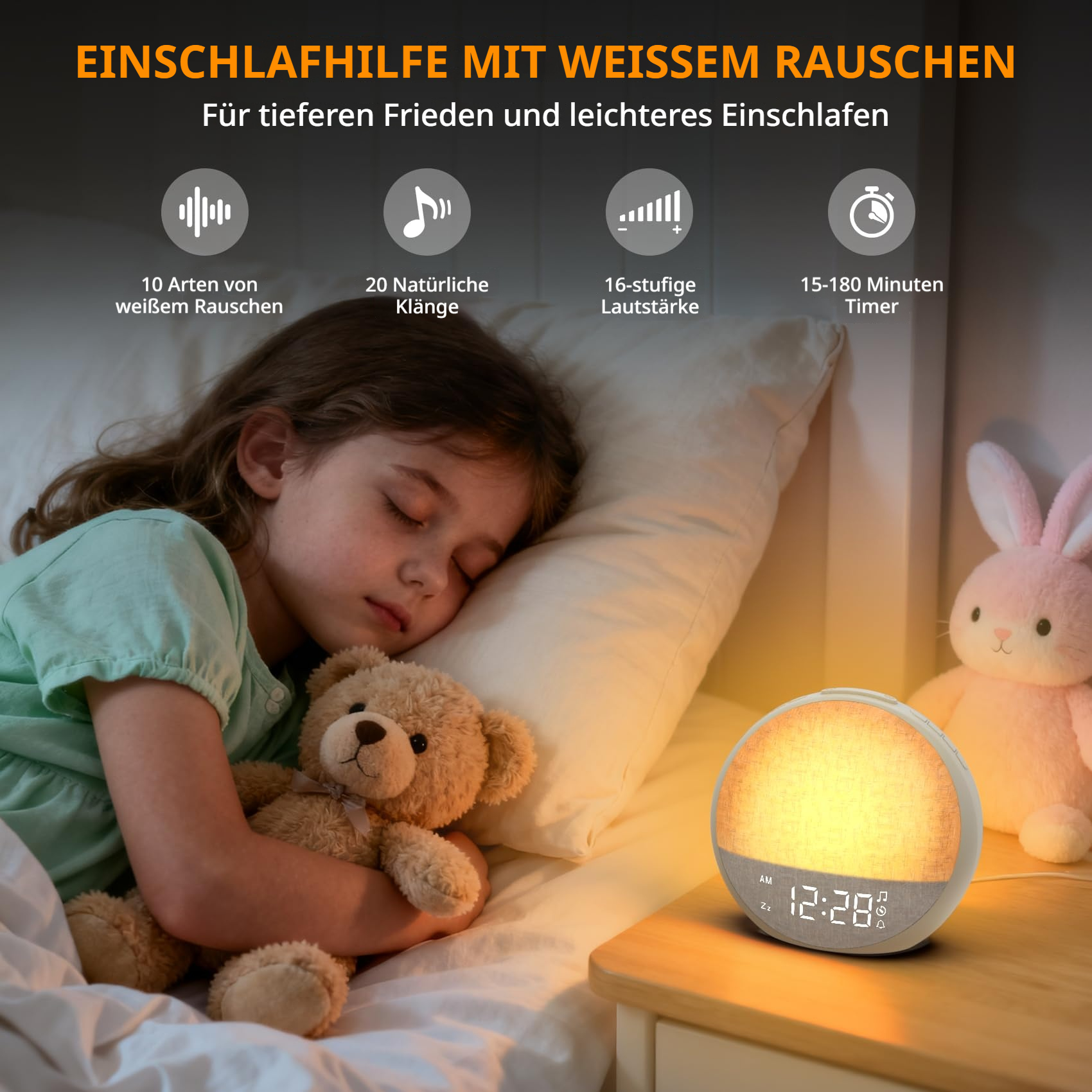 Ein schlafendes Mädchen hält einen Teddybär, ein Nachtlicht leuchtet.