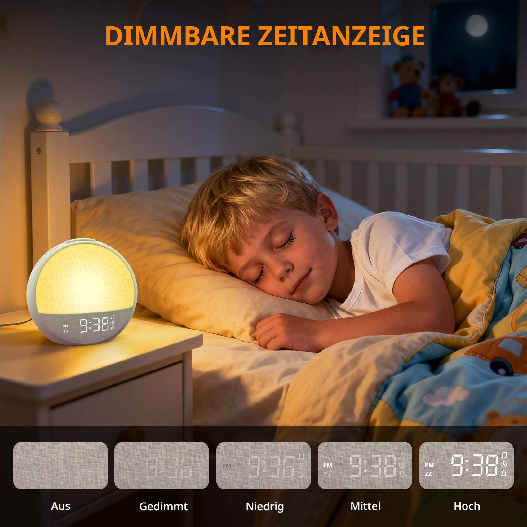 Ein Junge schläft im Bett, neben ihm ein Nachttisch mit einem leuchtenden Wecker.