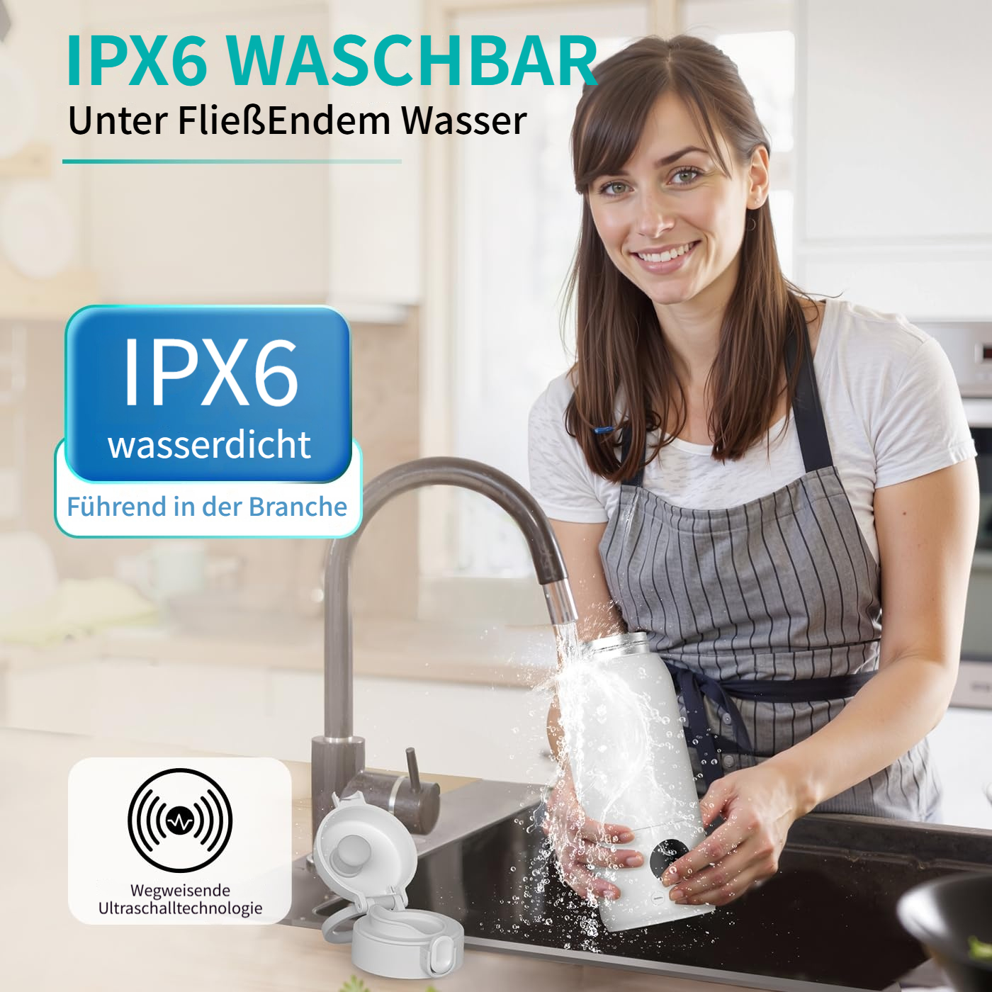 Eine Frau wäscht eine weiße Flasche unter fließendem Wasser in einer Küchenspüle. IPX6 wasserdicht.
