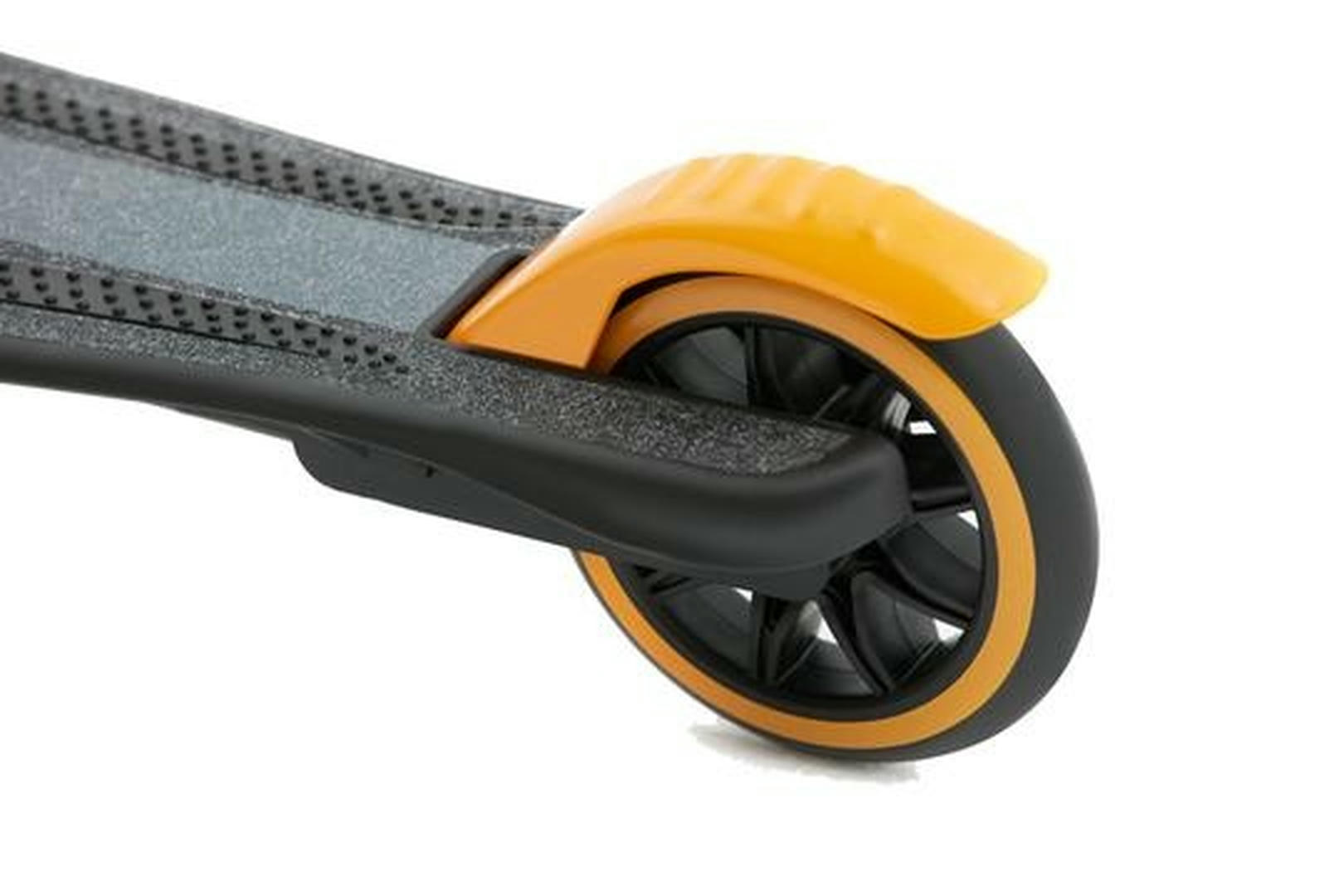 Nahaufnahme des Hinterrads eines Scooters mit orangefarbenem Schutzblech und schwarzem Reifen.