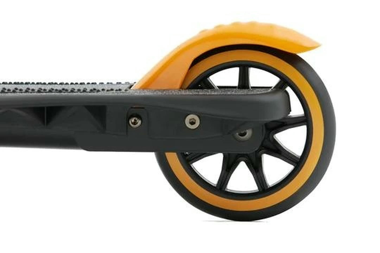 Nahaufnahme eines schwarzen Rollers mit orangenem Kotflügel und gelber Felge.