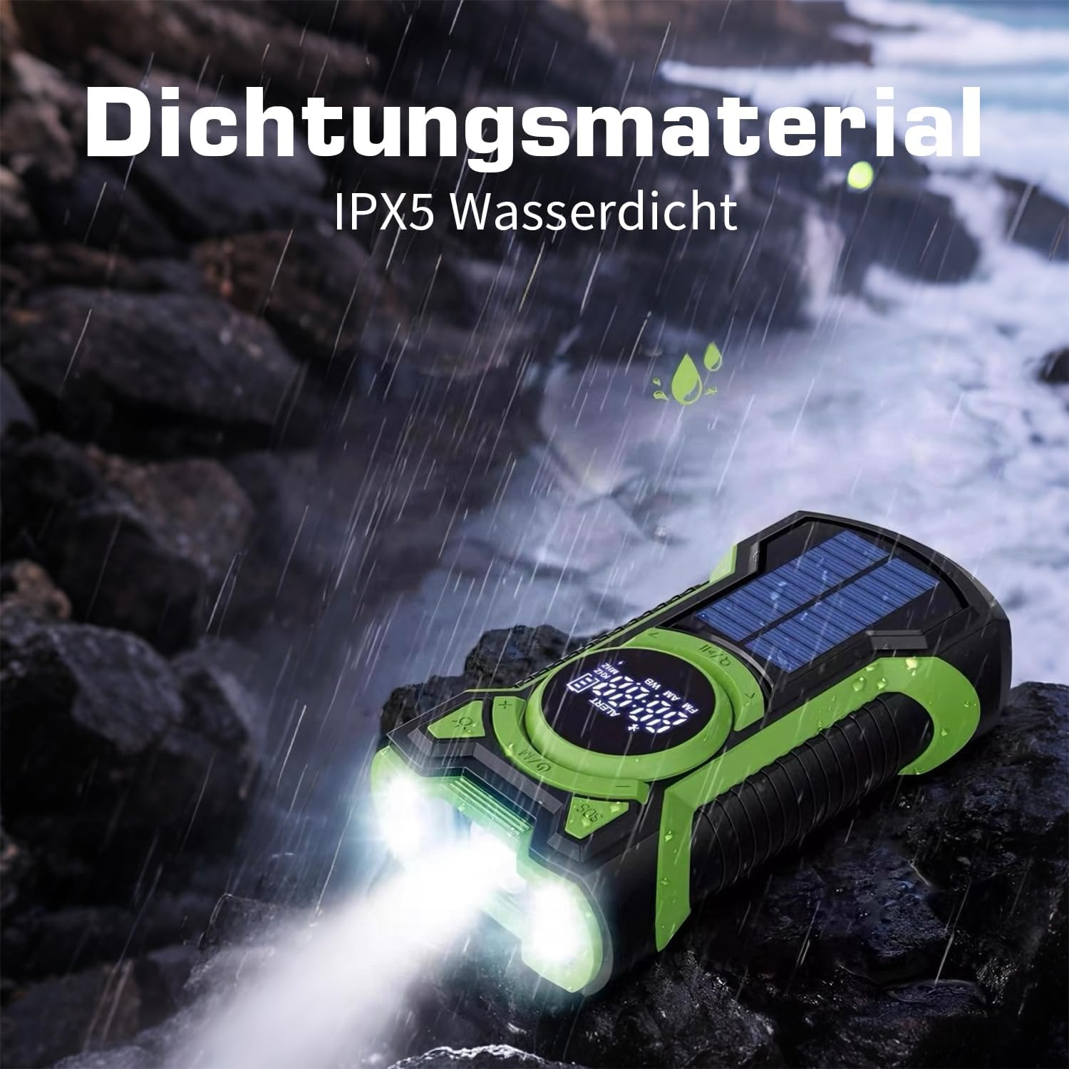 Eine grüne und schwarze Taschenlampe mit Solarpanel sitzt im Regen auf Felsen.