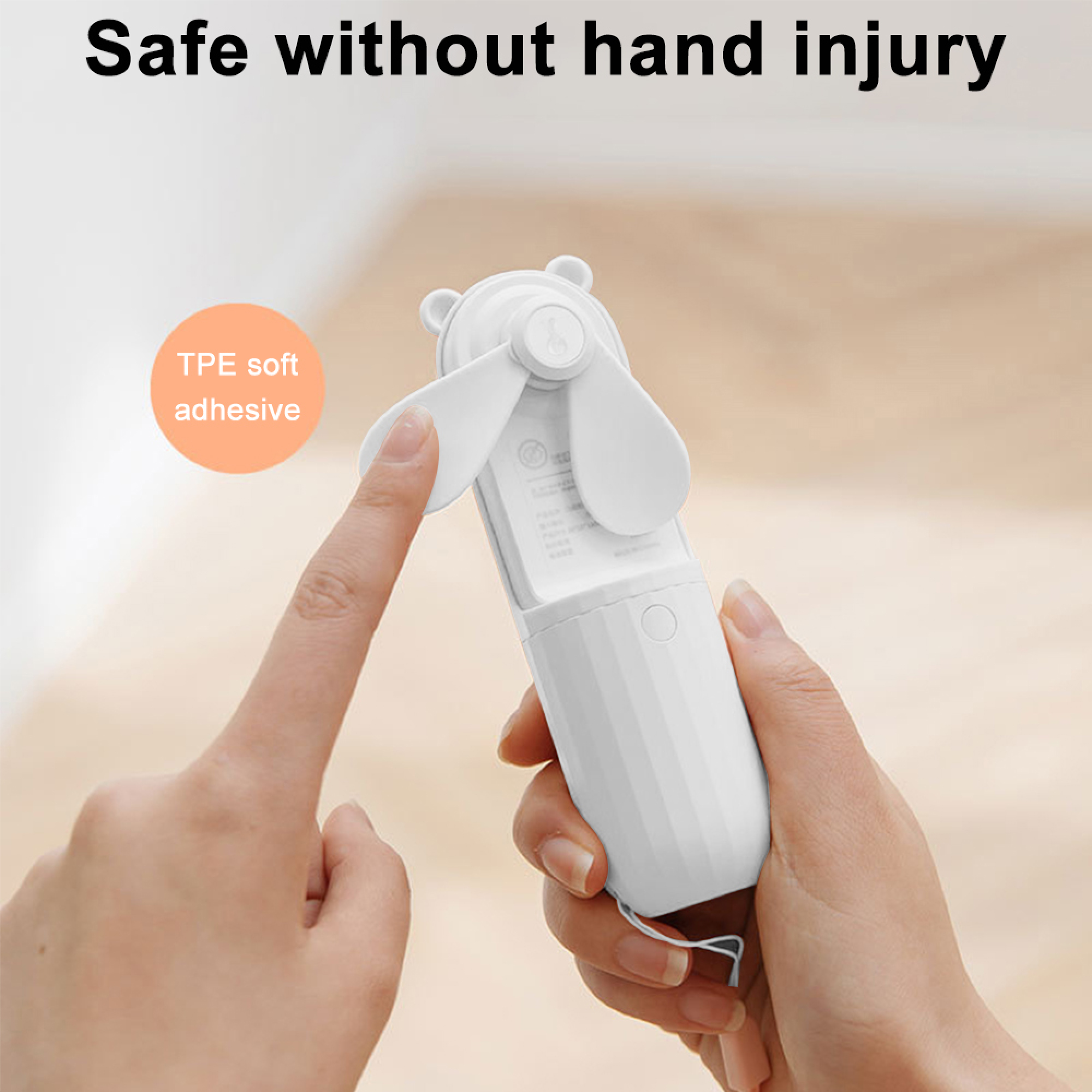 Ein weißer Handventilator mit Bärenohren wird von zwei Händen gehalten. Ein Finger drückt den Ventilator.