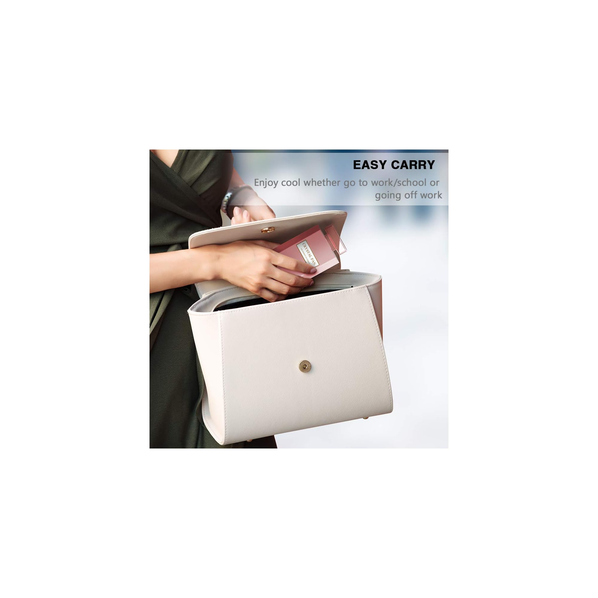 Eine Person legt einen rosa Lüfter in eine weiße Handtasche.