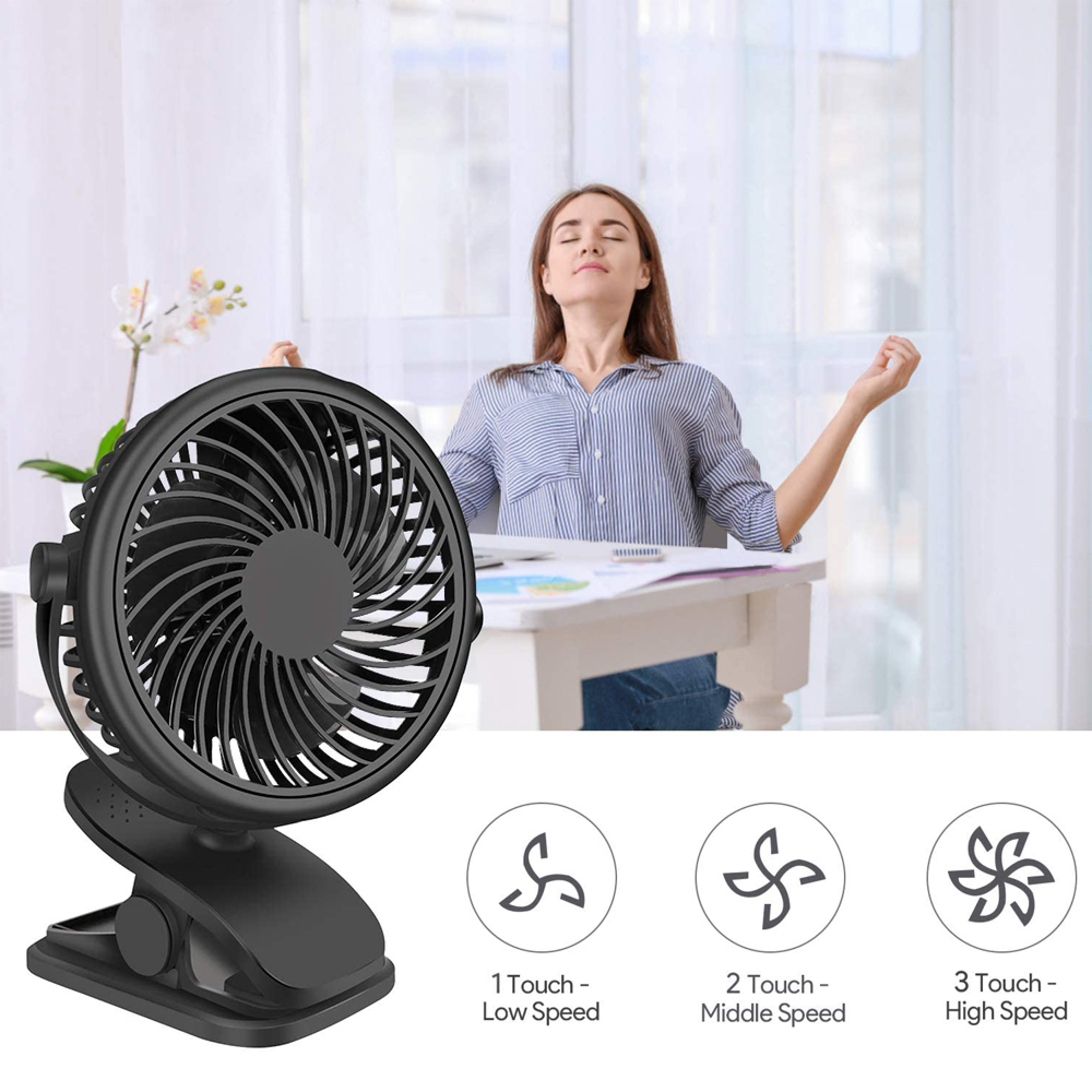 Ein schwarzer Clip-Ventilator steht auf einem Schreibtisch neben einer meditierenden Frau. Drei Geschwindigkeits-Symbole sind gezeigt.