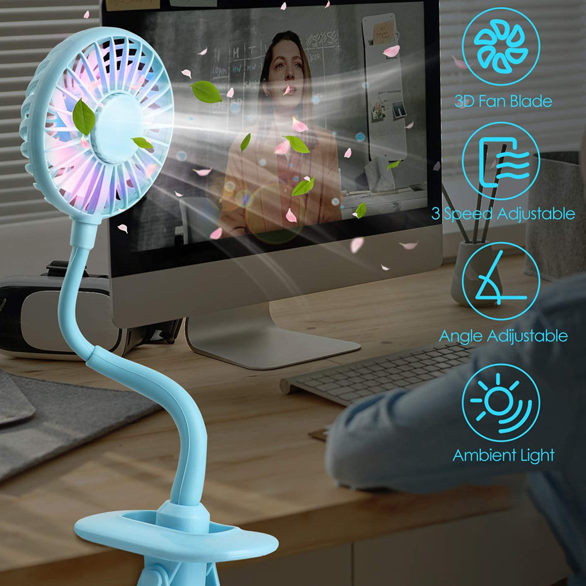 Ein blauer Ventilator mit flexiblem Hals steht auf einem Schreibtisch vor einem Computer.