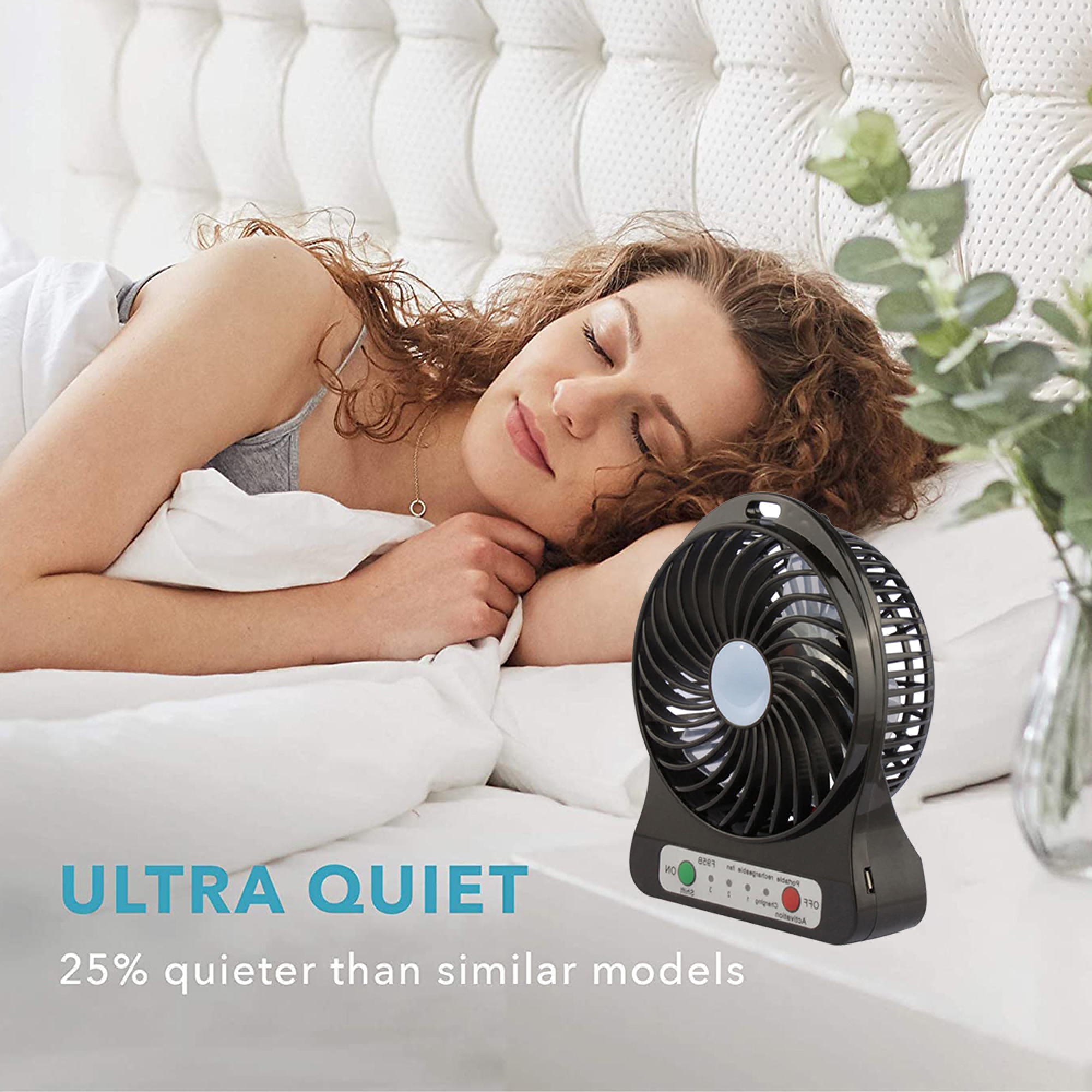 Eine Frau schläft im Bett, ein kleiner schwarzer Ventilator steht daneben.