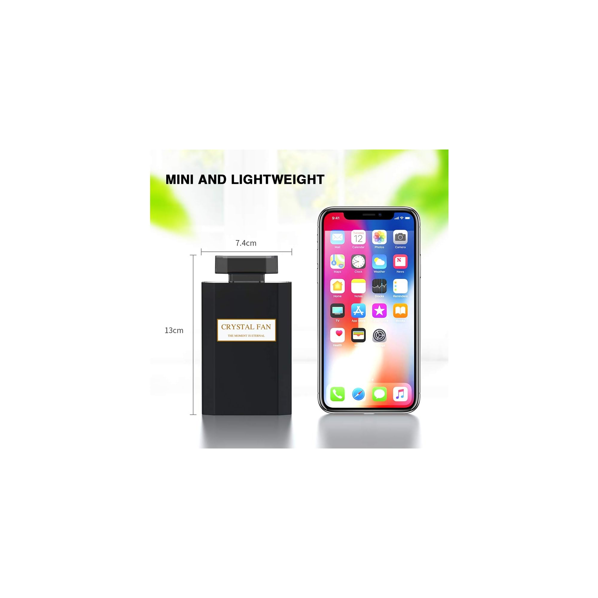 Ein schwarzer Parfümflakon (13cm hoch, 7,4cm breit) neben einem Smartphone.