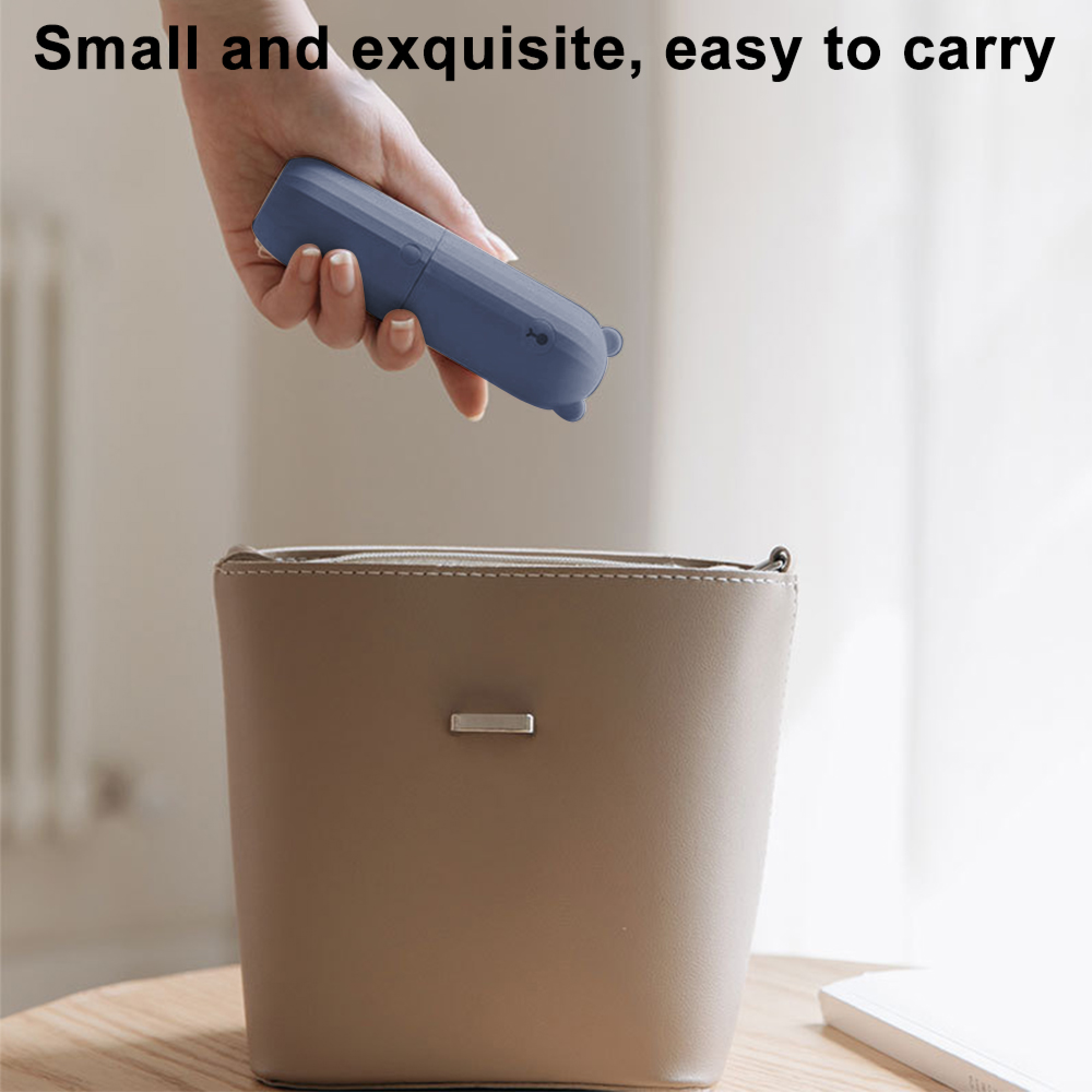 Eine Hand hält einen blauen Behälter mit Bärenohren über eine braune Tasche.