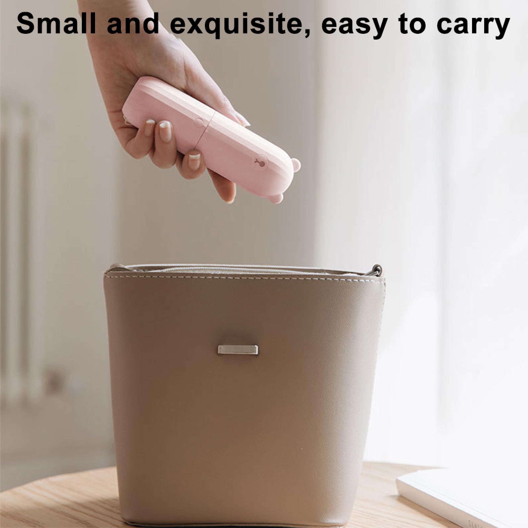Eine Hand hält einen rosa Behälter über eine braune Tasche.