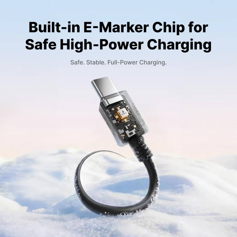 Connecteur USB-C avec puce E-Marker sur la neige. Câble de charge noir.