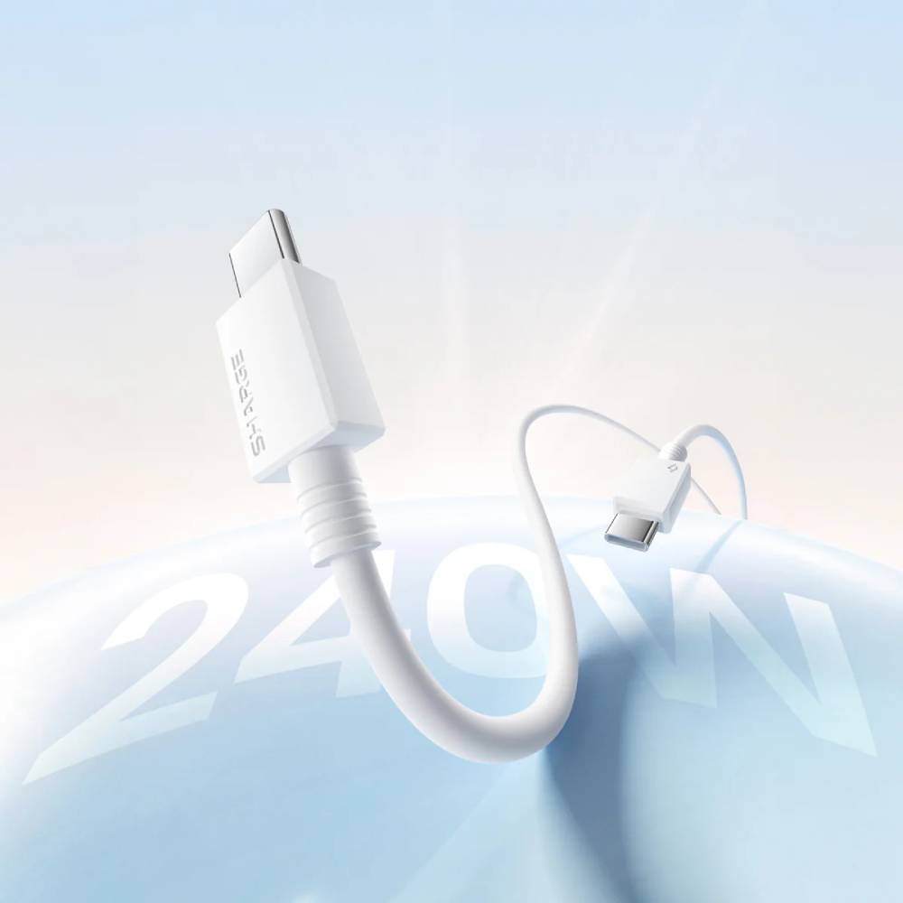 Un câble USB-C blanc avec deux connecteurs, se pliant élégamment.