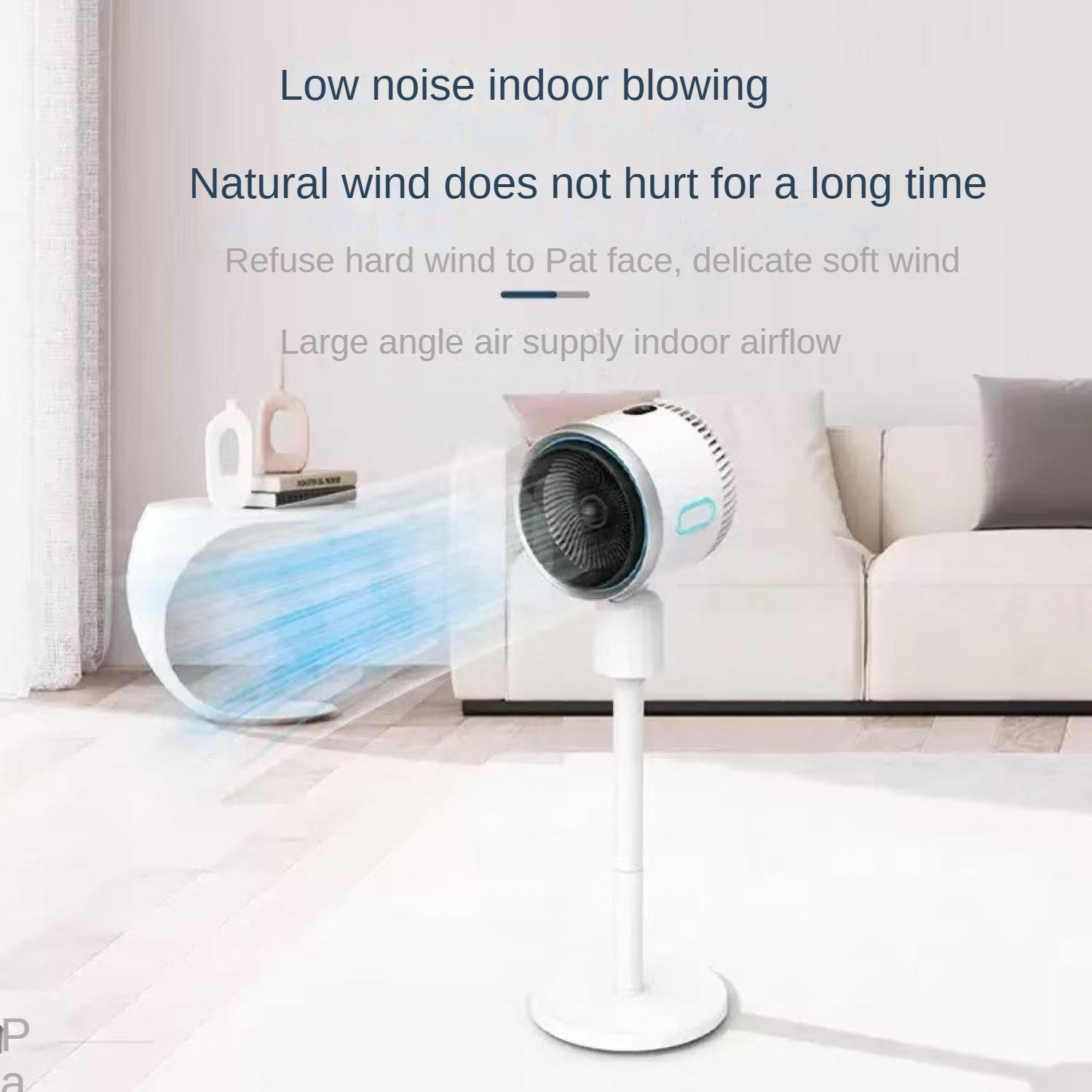 Ein weißer Standventilator bläst sanft Luft in ein Wohnzimmer.
