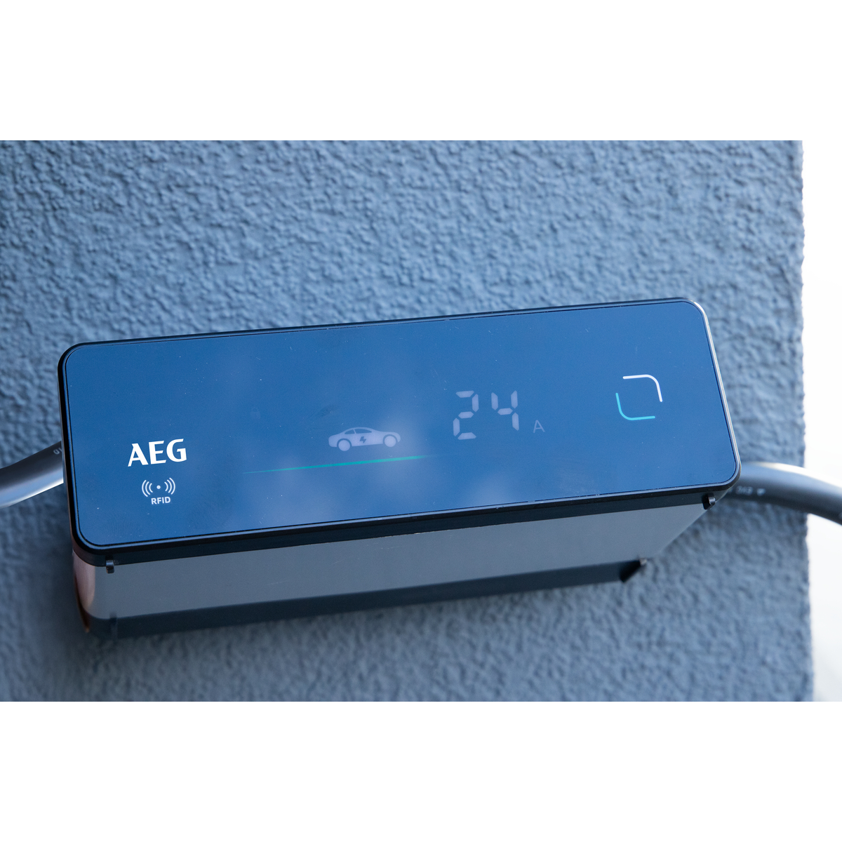 AEG Ladestation mit RFID-Symbol und Anzeige 24A an einer grauen Wand.