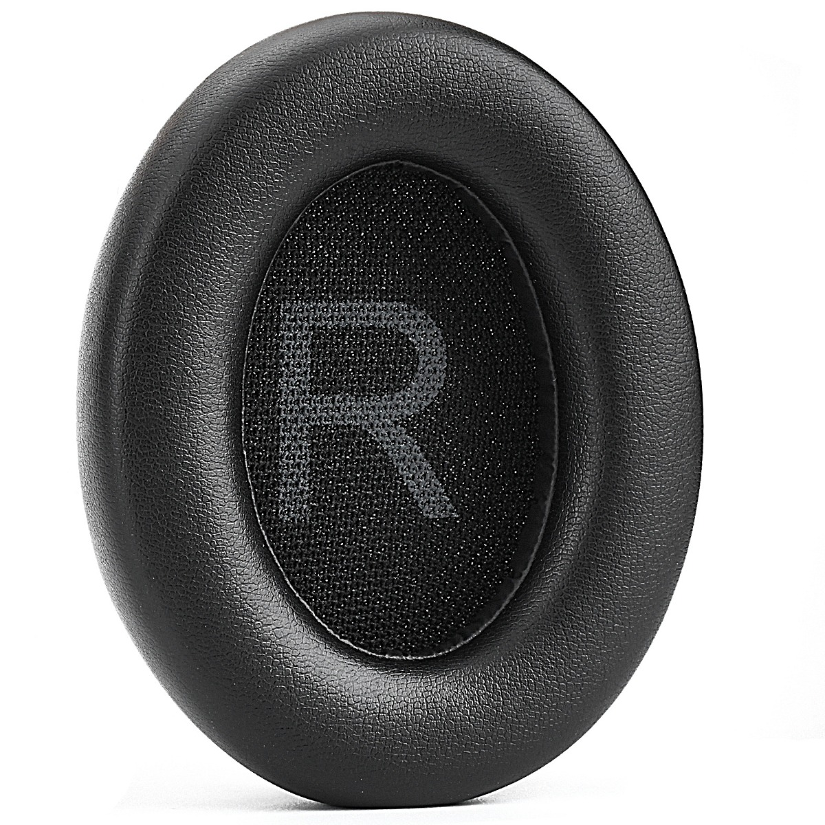 Schwarzer Ohrpolster mit einem "R"-Symbol auf dem Stoff.