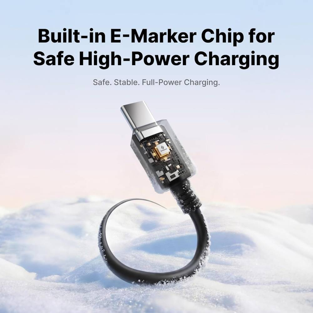 Câble USB-C avec puce E-Marker visible, sur fond enneigé.