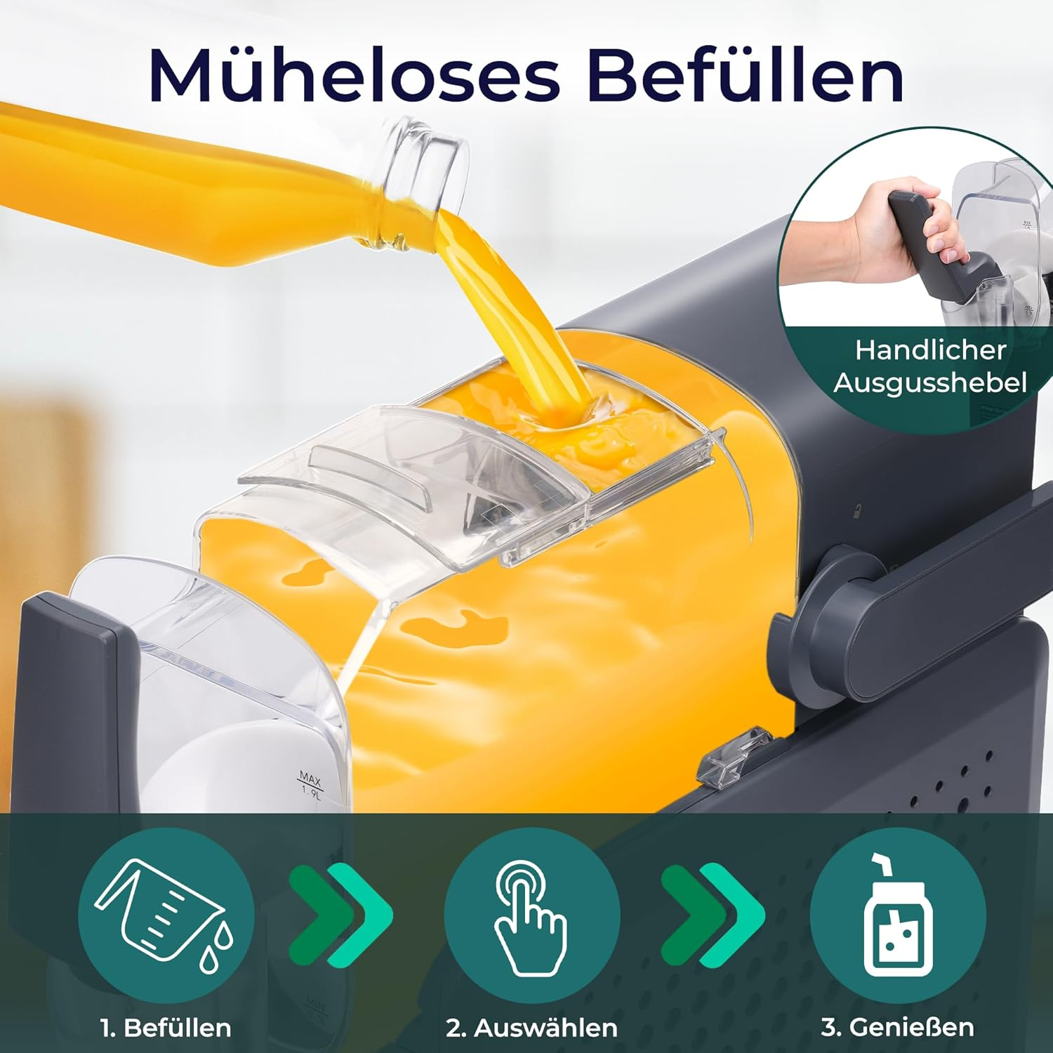 Orangefarbene Flüssigkeit wird aus einer Flasche in einen Behälter gegossen.