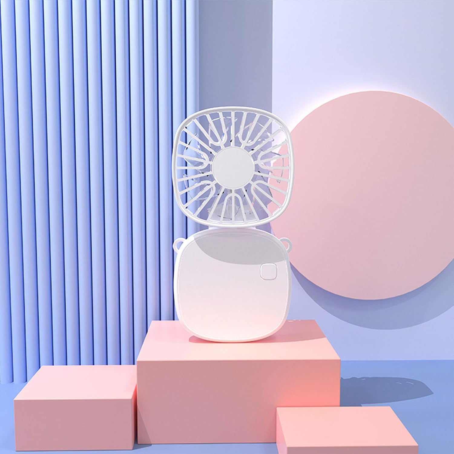 Ein weißer Ventilator steht auf rosa Würfeln vor einem blauen und rosa Hintergrund.