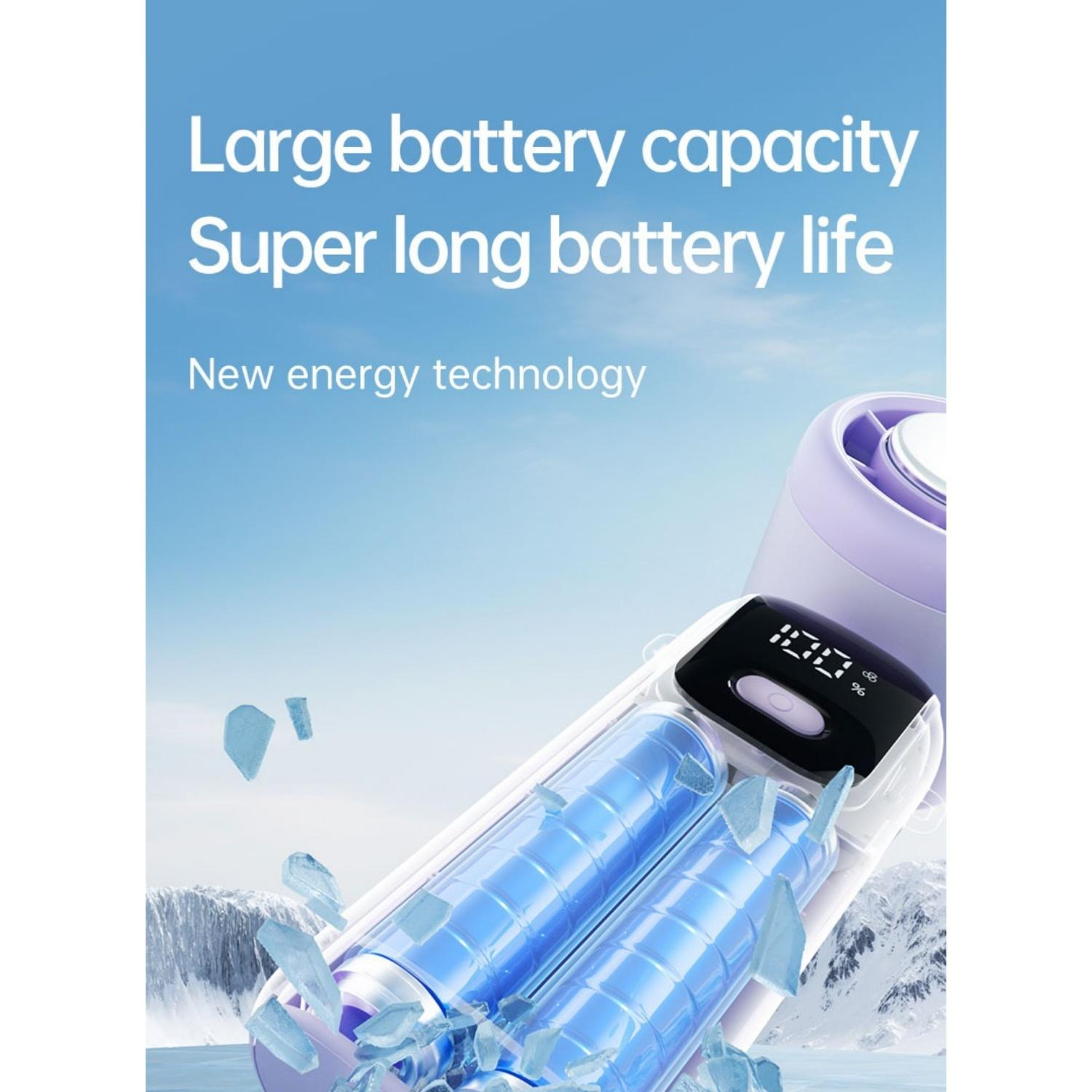 Zwei blaue Batterien in einem Koffer mit 100% Ladeanzeige und Eisstücken.