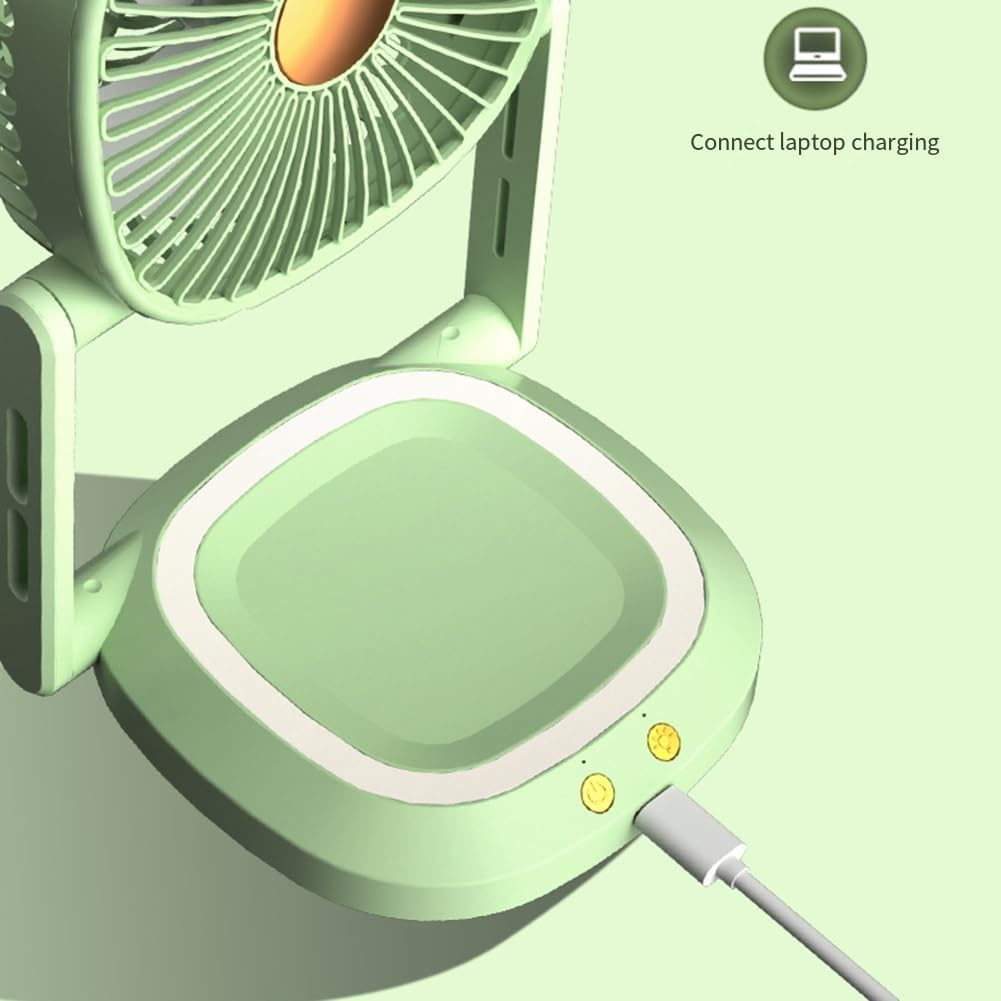 Ein grüner tragbarer Ventilator wird über USB auf hellgrünem Hintergrund aufgeladen.