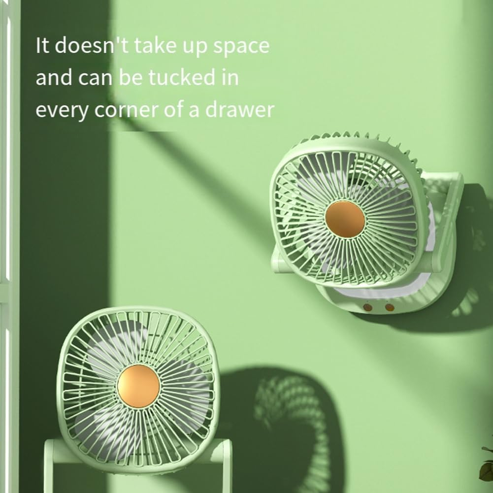 Zwei kompakte grüne Ventilatoren mit orangefarbenen Mittelstücken sind an einer grünen Wand ausgestellt.