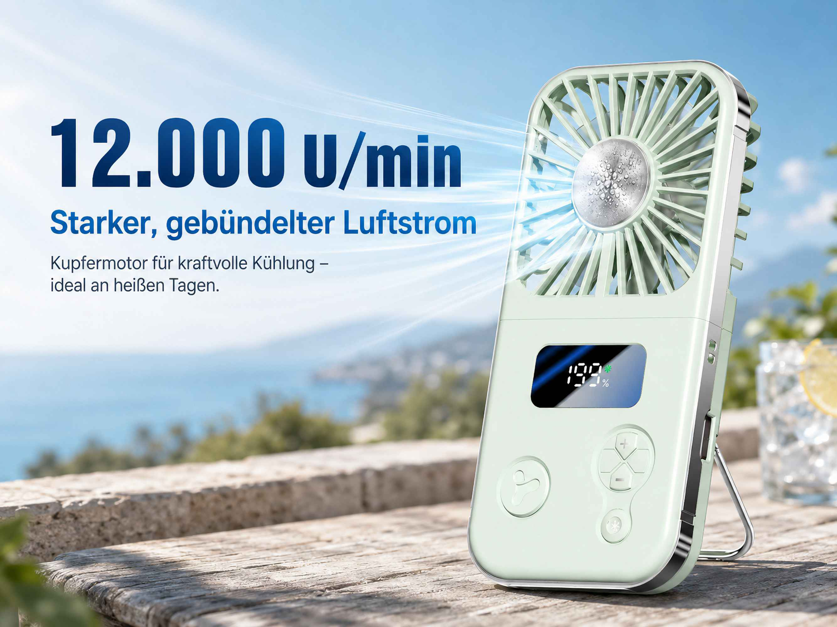 Ein hellgrüner Ventilator mit digitaler Anzeige steht auf einem Holztisch. Im Hintergrund ist eine Landschaft zu sehen.