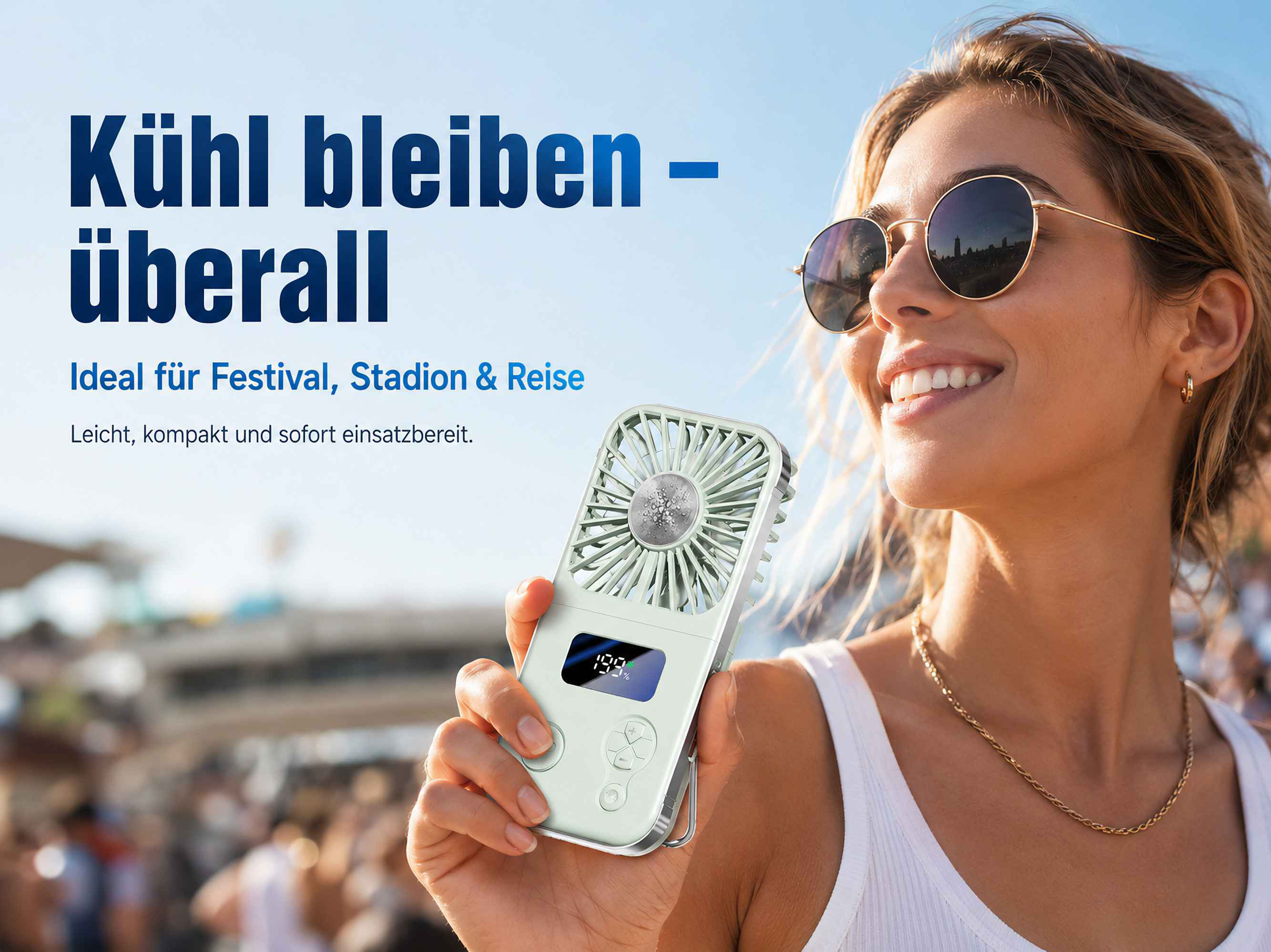 Frau hält einen tragbaren Ventilator, ideal für unterwegs. Helles Licht.