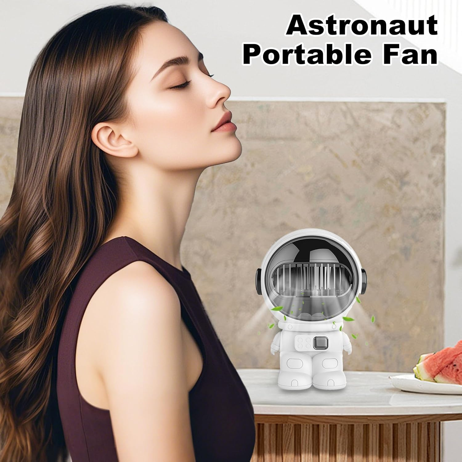 Eine Frau mit geschlossenen Augen neben einem Astronauten-Ventilator.