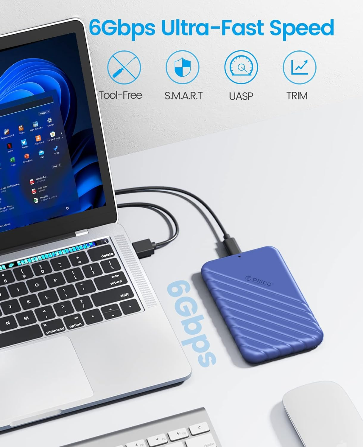 Ein blauer externer Speicher ist an einen Laptop angeschlossen. Text: 6Gbps Ultra-Fast Speed.