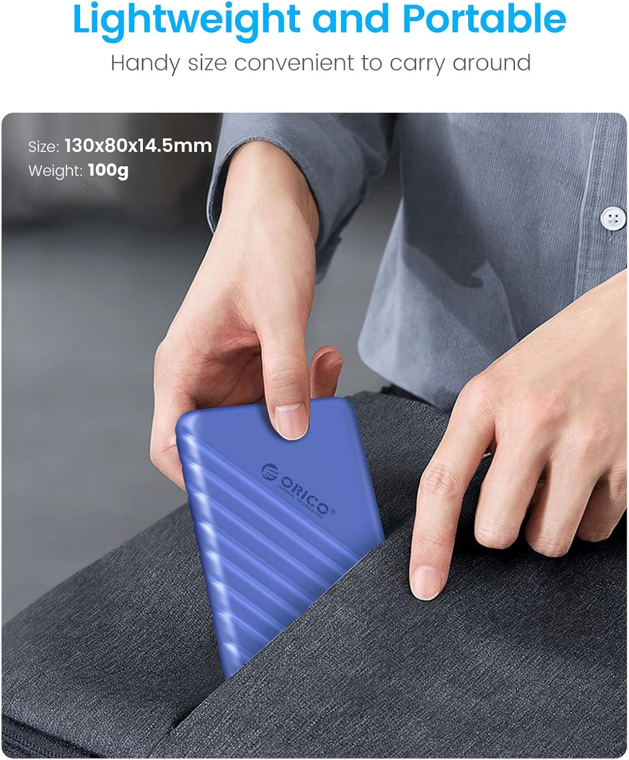 Eine blaue Festplatte wird in eine Hosentasche gesteckt. Größe 130x80x14.5mm, Gewicht 100g.
