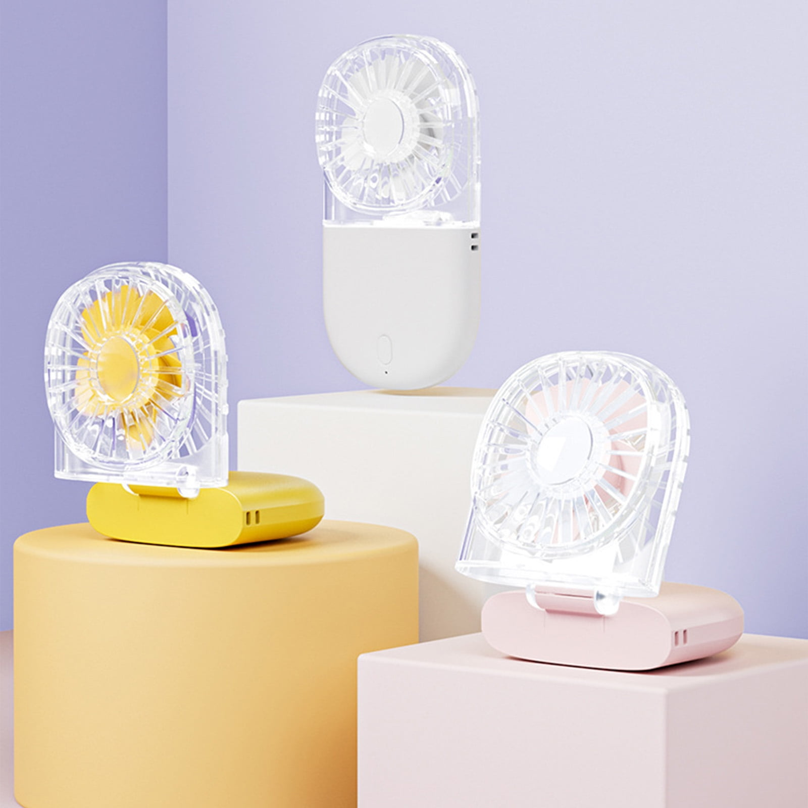 Drei tragbare Ventilatoren in Pastelltönen auf Podesten.