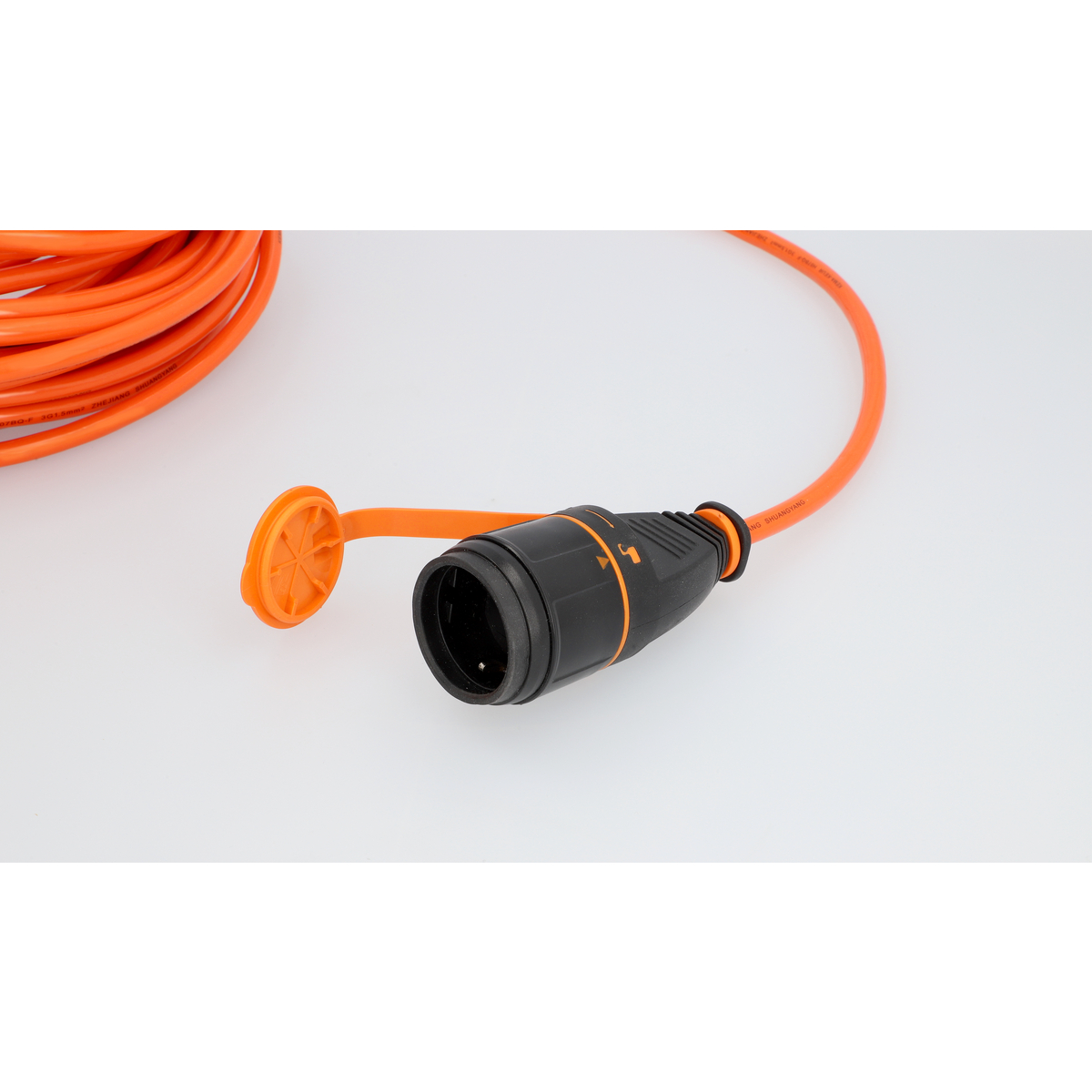Ein oranges Kabel mit einem schwarzen Stecker und einer orangen Kappe auf weißem Hintergrund.