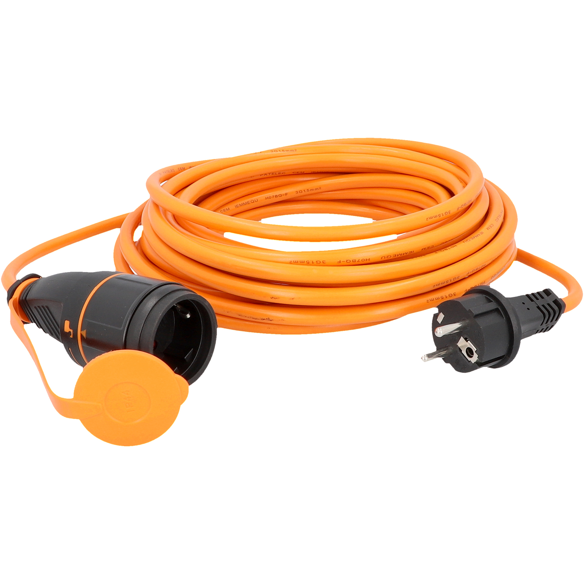Orange Kabeltrommel mit schwarzem Stecker und Buchse. Weißer Hintergrund.