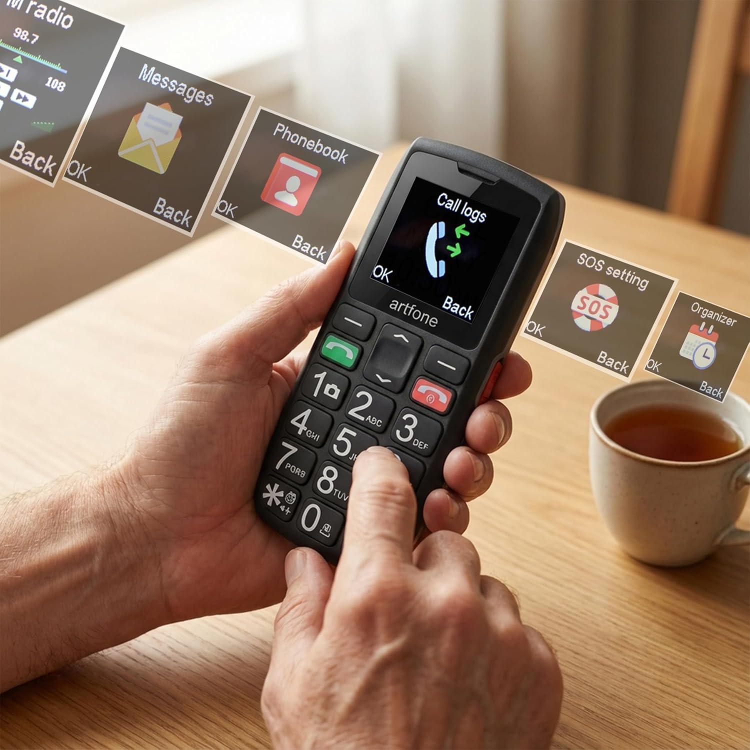 Eine Person hält ein Handy mit großen Tasten. Menüs wie Anrufliste schweben.