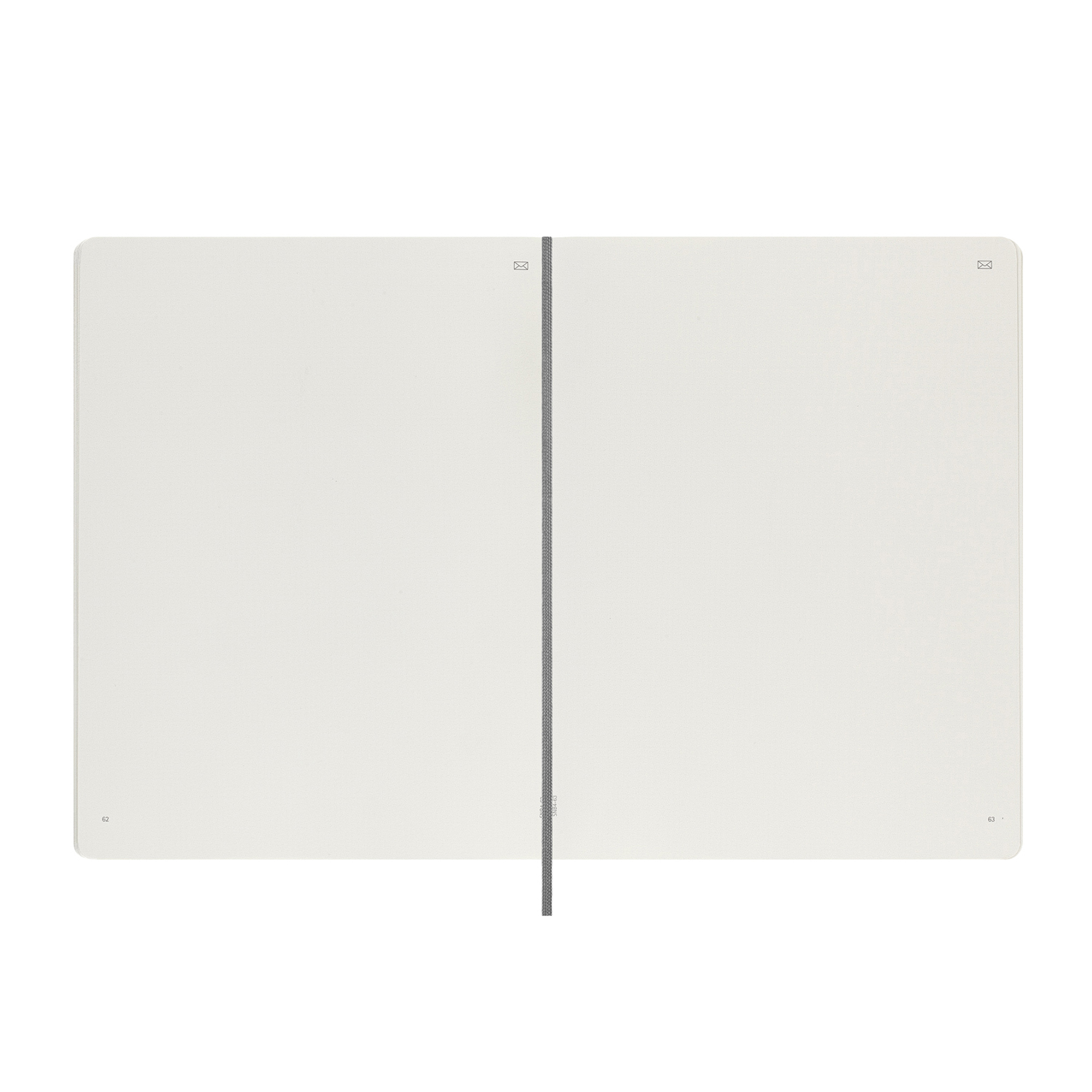 Un taccuino aperto beige chiaro con elastico grigio al centro.