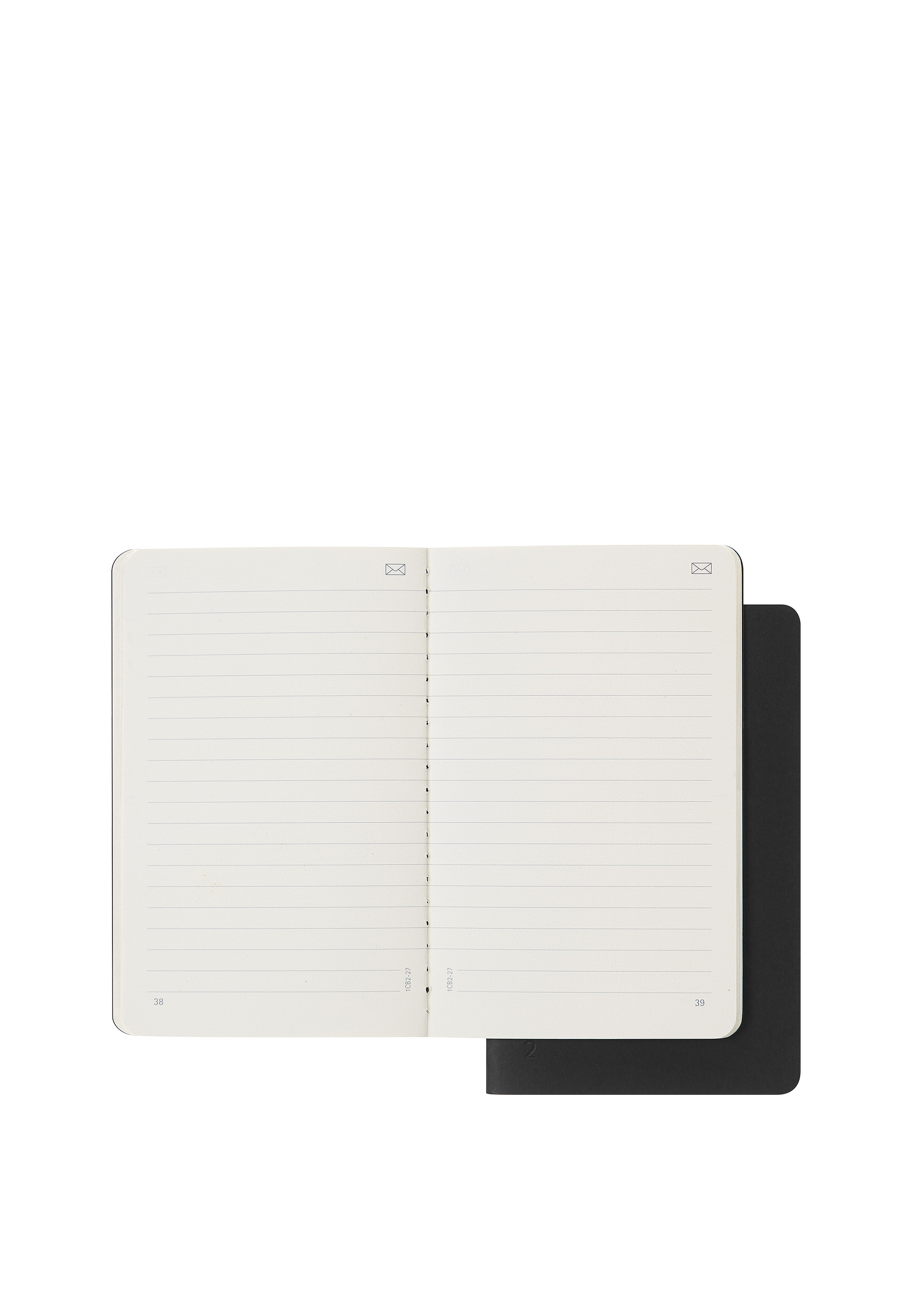 Un taccuino aperto con pagine a righe e una copertina nera accanto.