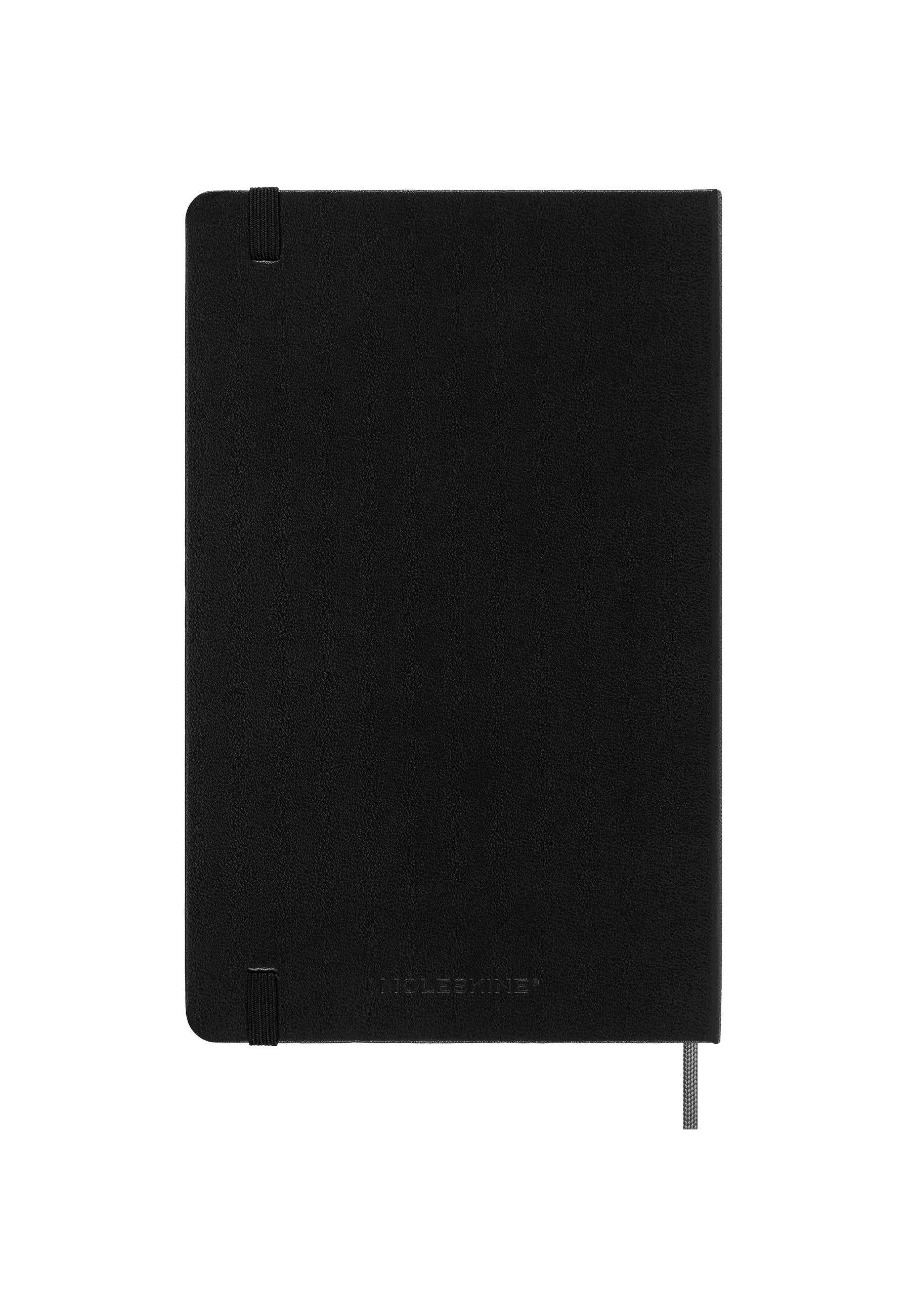 Un taccuino nero Moleskine con elastico e segnalibro su sfondo bianco.