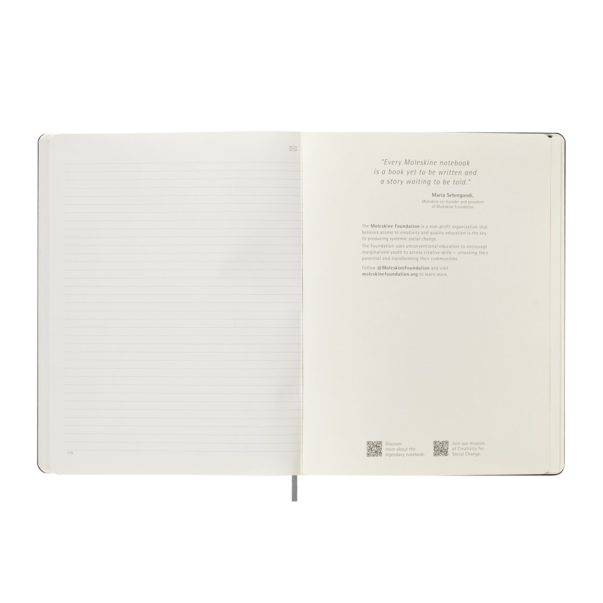 Pagine interne di un taccuino Moleskine con testo e codici QR.
