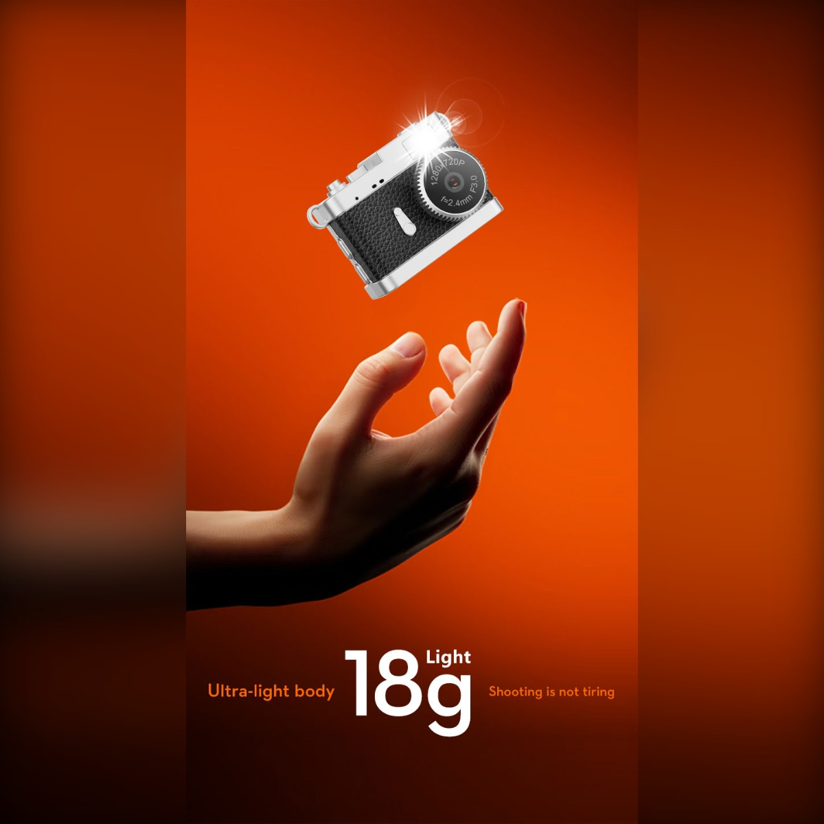 Eine Hand fängt eine schwebende Mini-Kamera auf orangefarbenem Hintergrund auf.