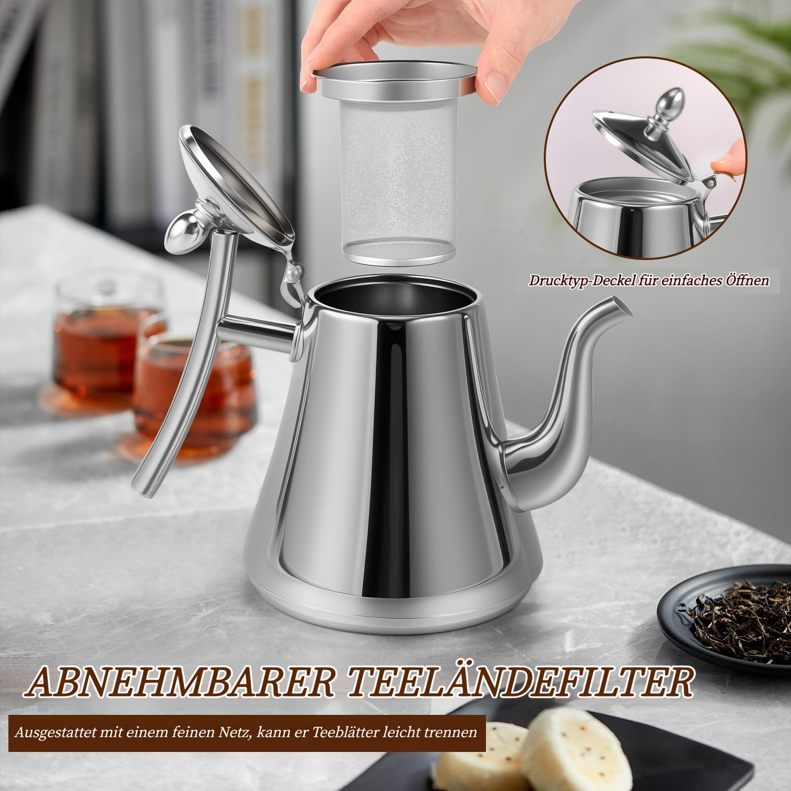 Eine Person setzt einen Teefilter in eine glänzende silberne Teekanne ein.