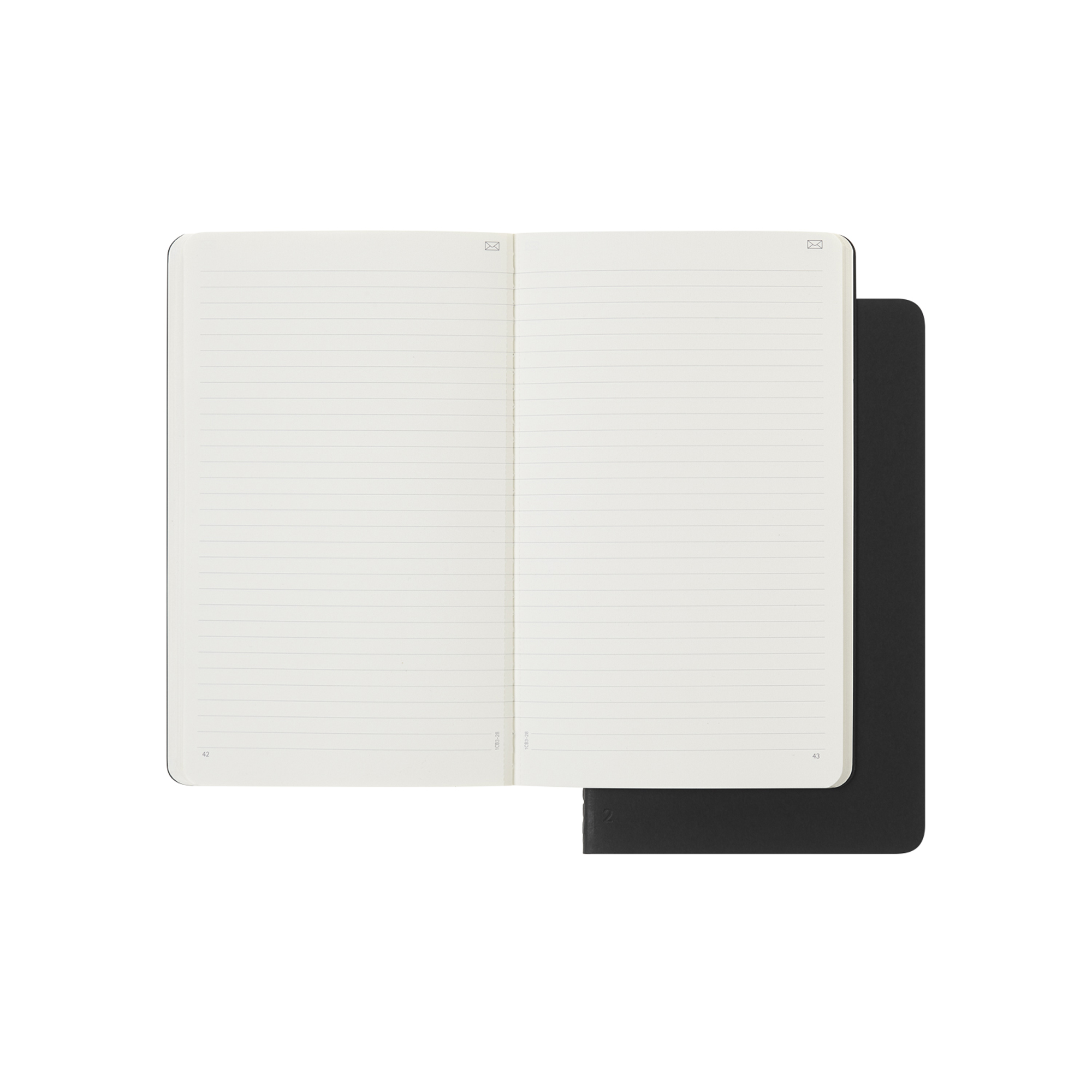 Un taccuino nero aperto su sfondo bianco, pagine a righe.