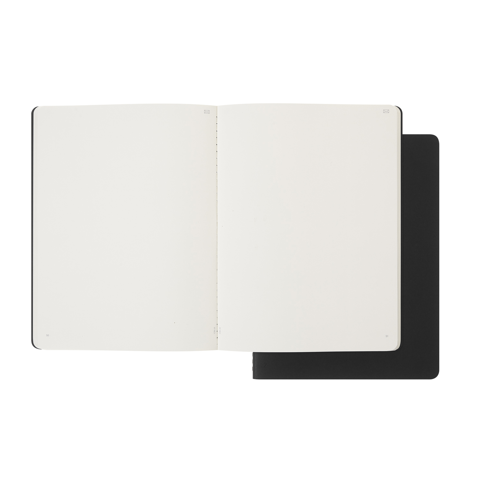 Un taccuino aperto con pagine bianche color crema giace su una copertina nera.