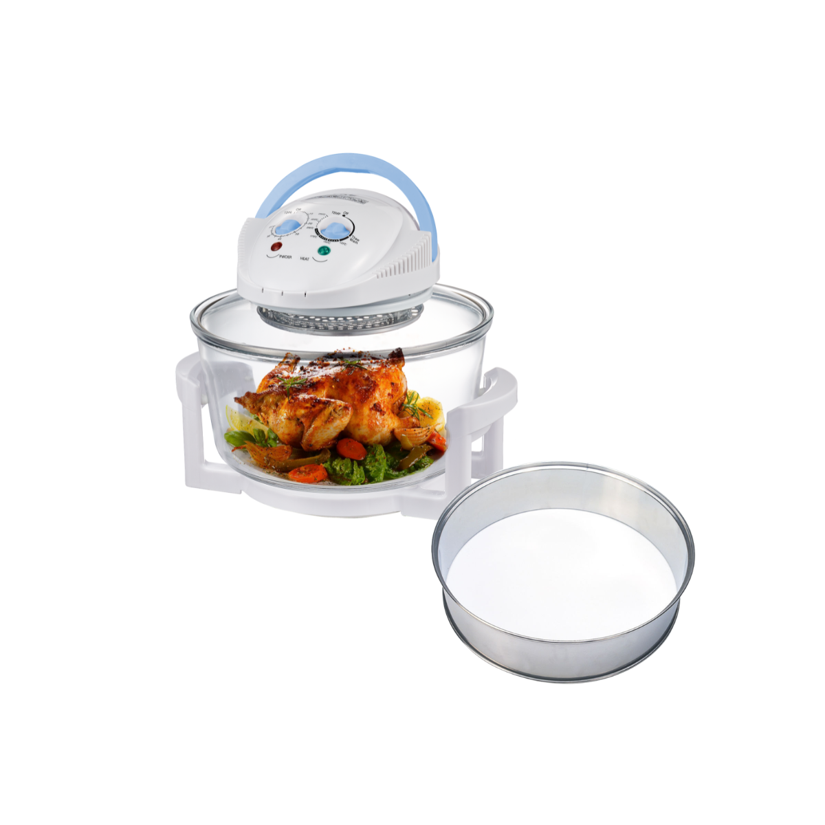 Un pollo asado con verduras en un horno de cristal y un molde para pasteles al lado.