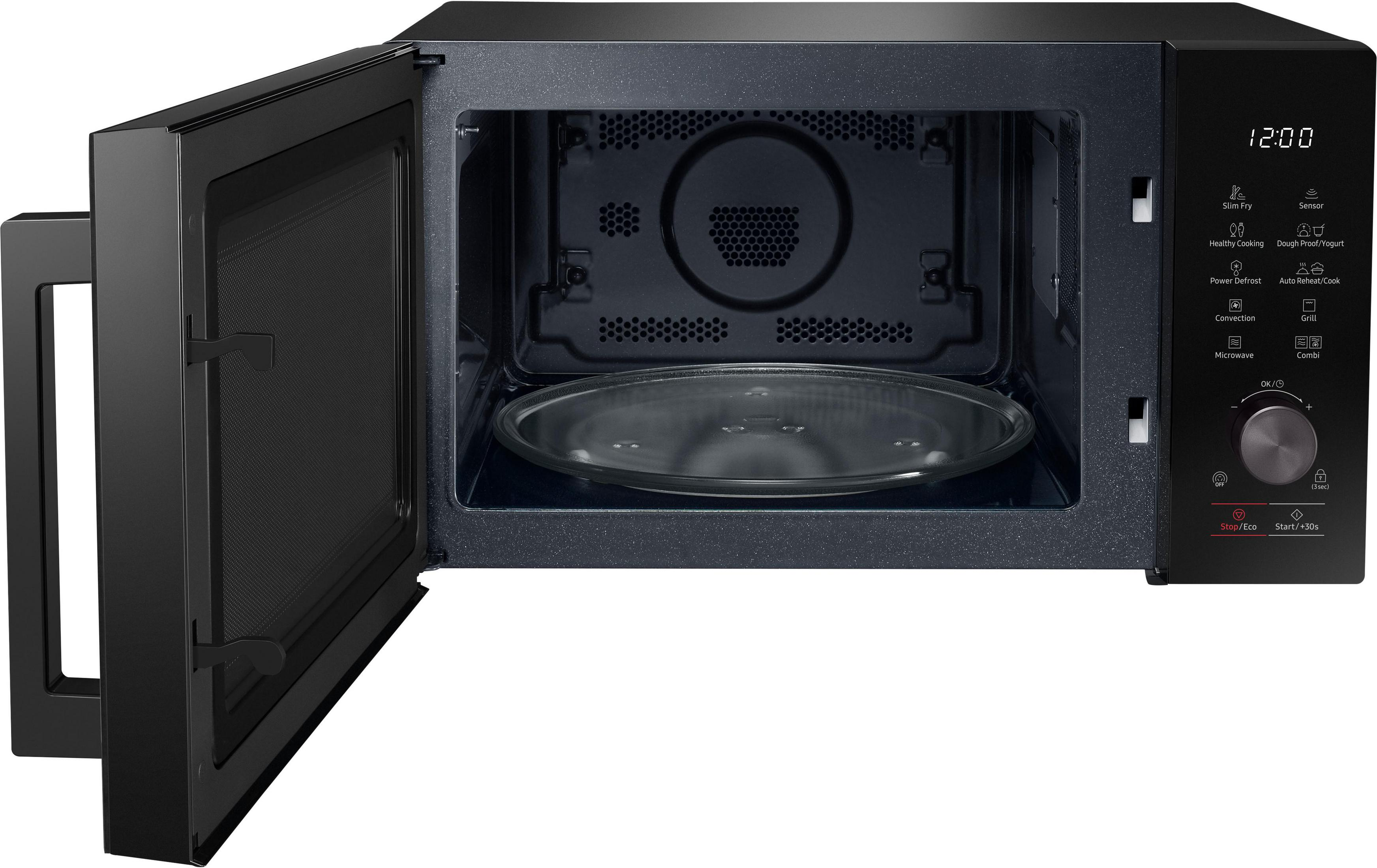 Forno a microonde nero con porta aperta e piatto girevole in vetro all'interno.
